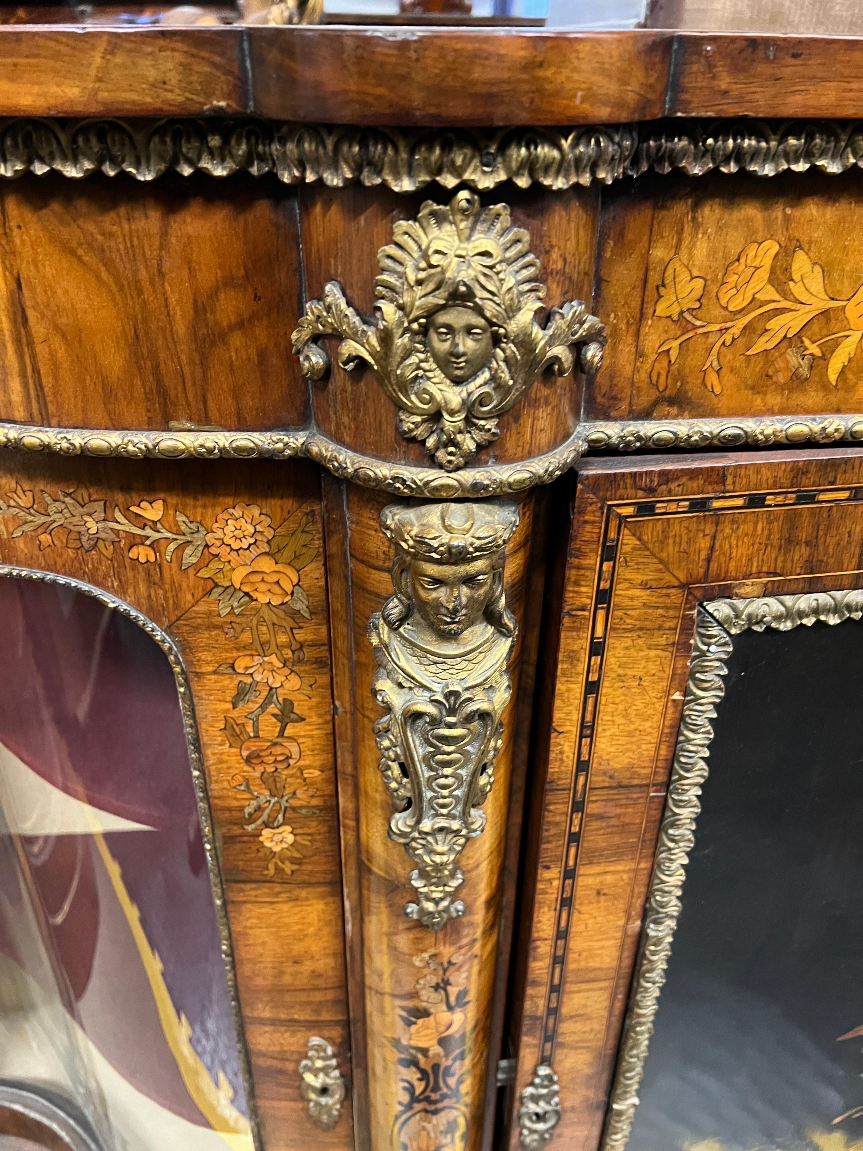 19th century English Victorian Walnut Sideboard Inlaid Marquetry with Bronze  In Good Condition In Roma, RM