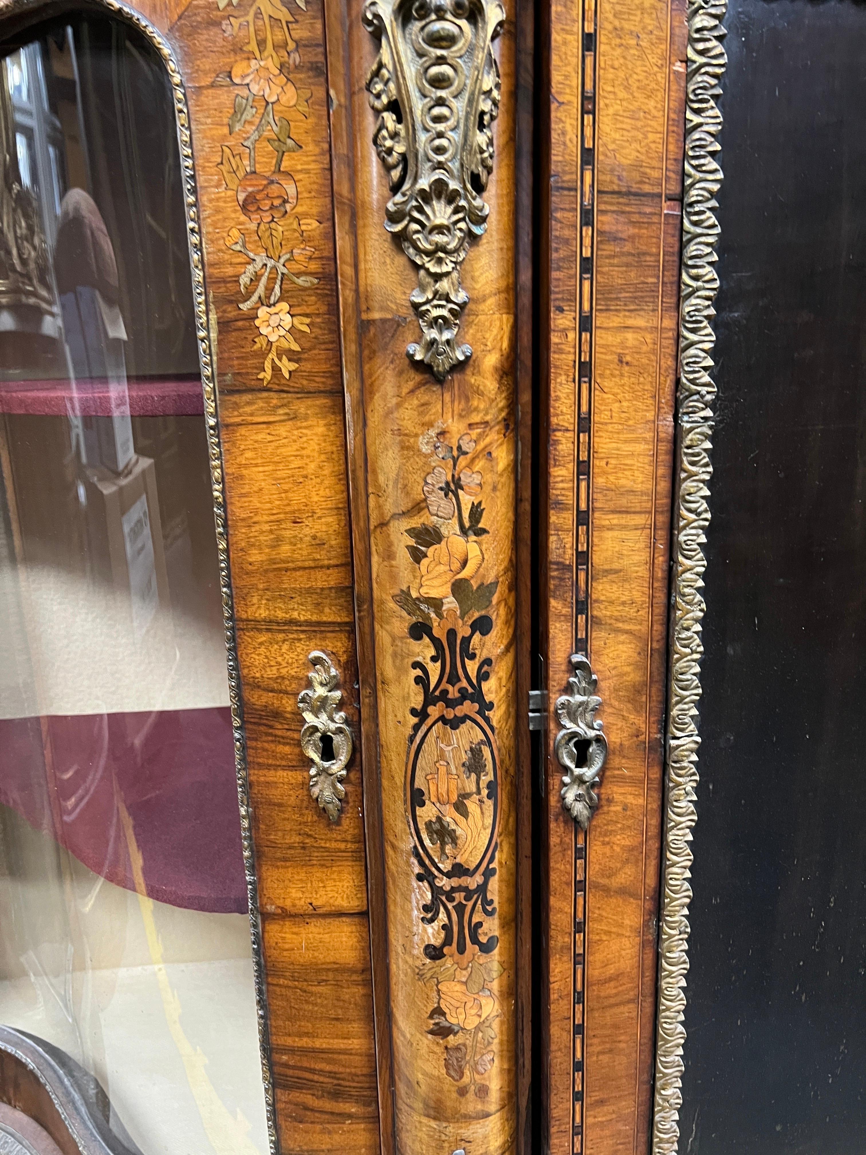 Englisches viktorianisches Sideboard aus Nussbaumholz mit Intarsien aus dem 19. Jahrhundert und Bronze  2