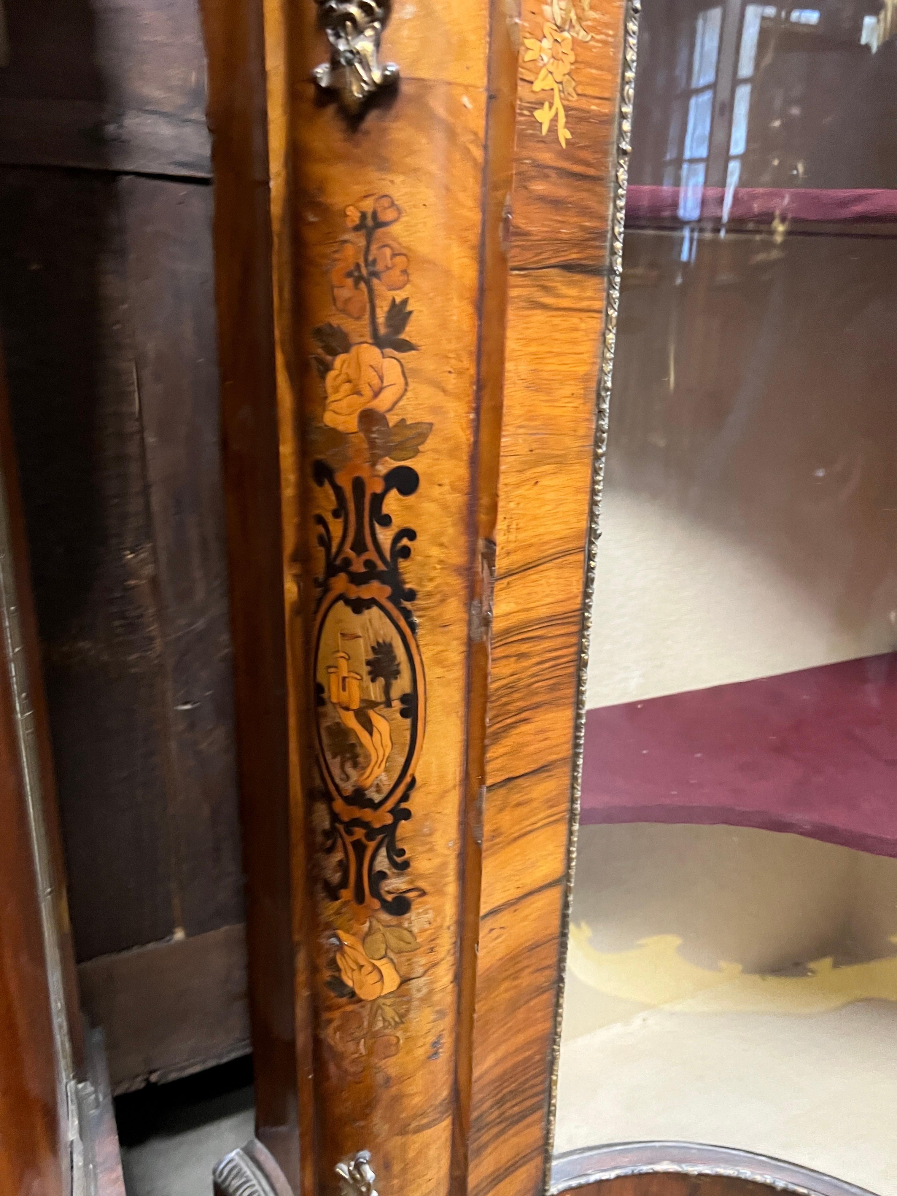 Englisches viktorianisches Sideboard aus Nussbaumholz mit Intarsien aus dem 19. Jahrhundert und Bronze  4