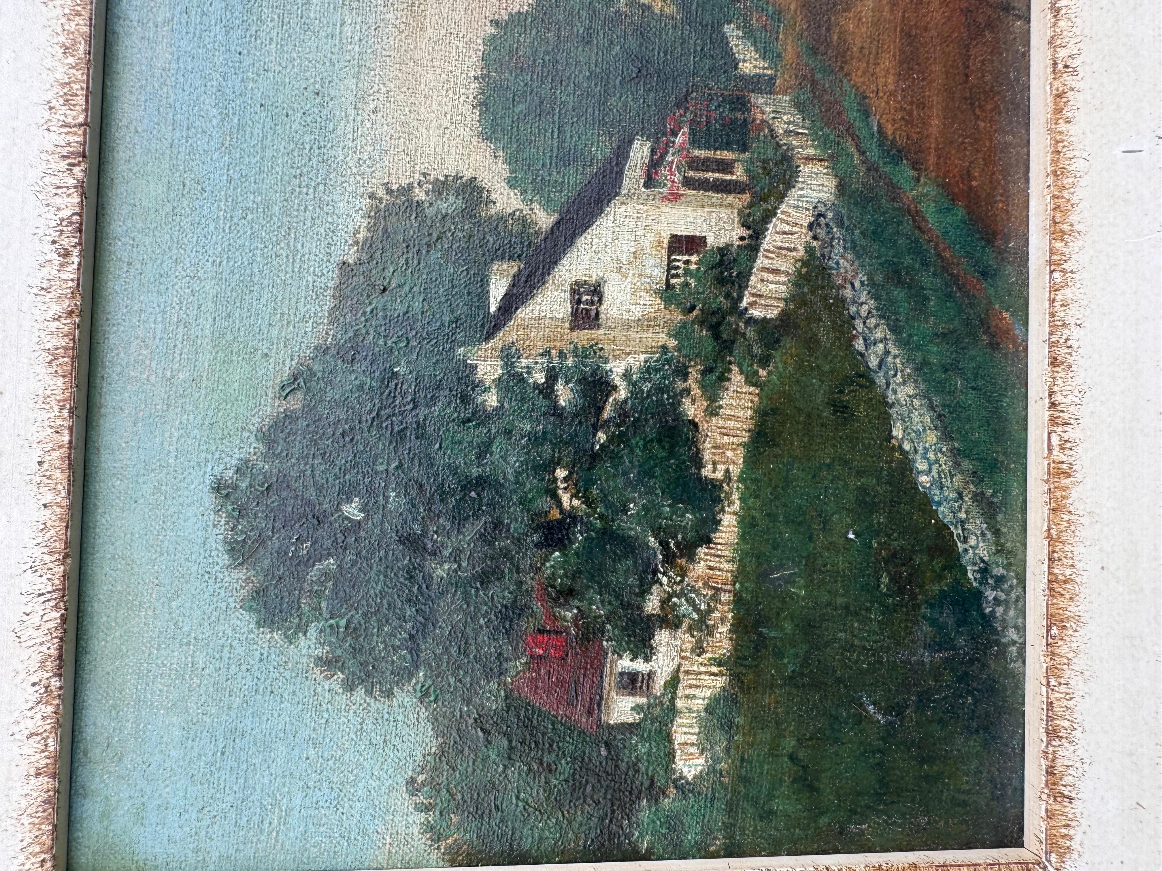 Este óleo original sobre lienzo encierra una época más sencilla. Una granja blanca de la Inglaterra del siglo XIX destaca entre los árboles y la hierba, enmarcando un camino de tierra. Las huellas visibles en el camino sugieren viajeros recientes o