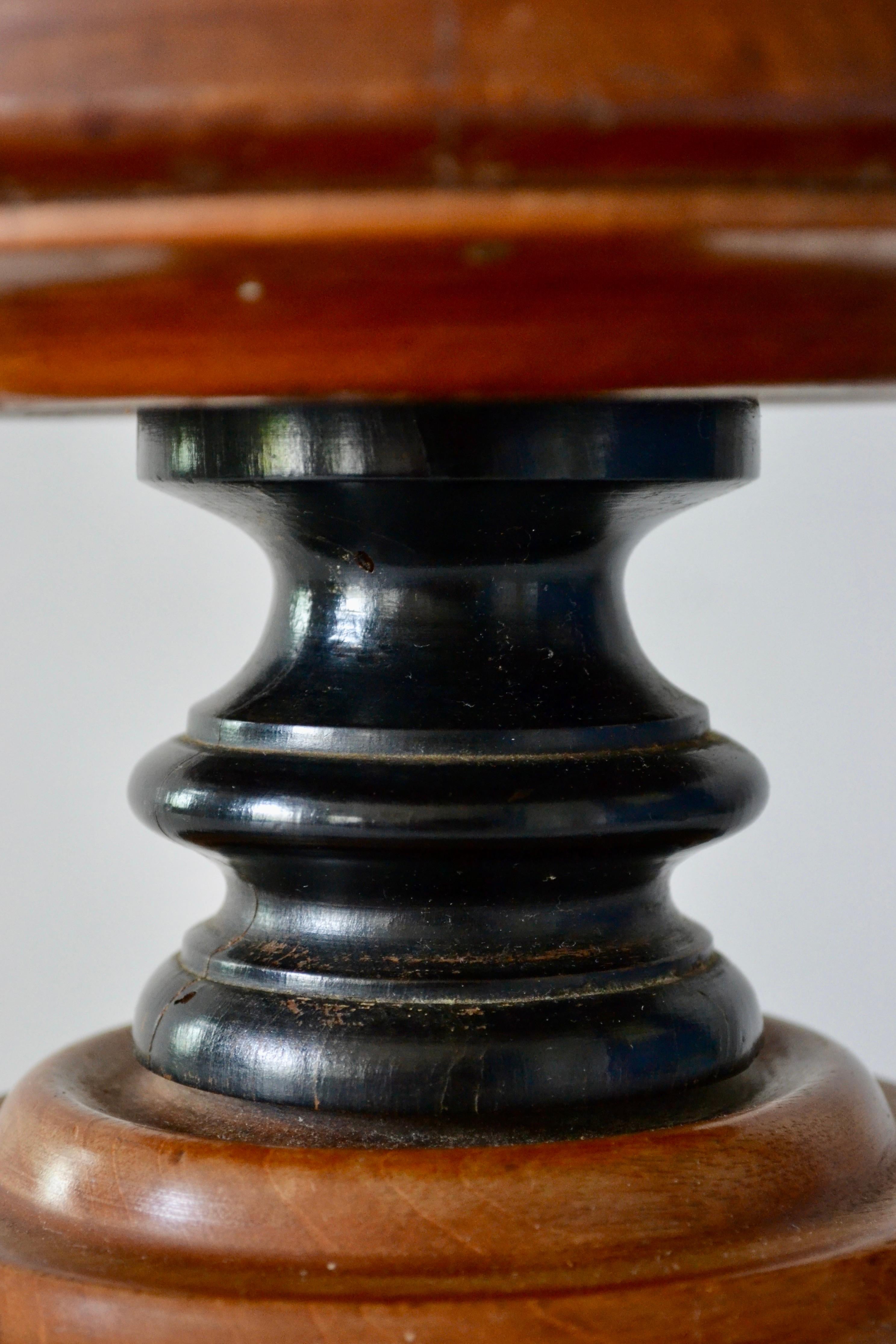 19th Century English Walnut and Ebonized Peat / Coal Bucket with Copper Liner In Good Condition For Sale In SOTTEVILLE-LÈS-ROUEN, FR