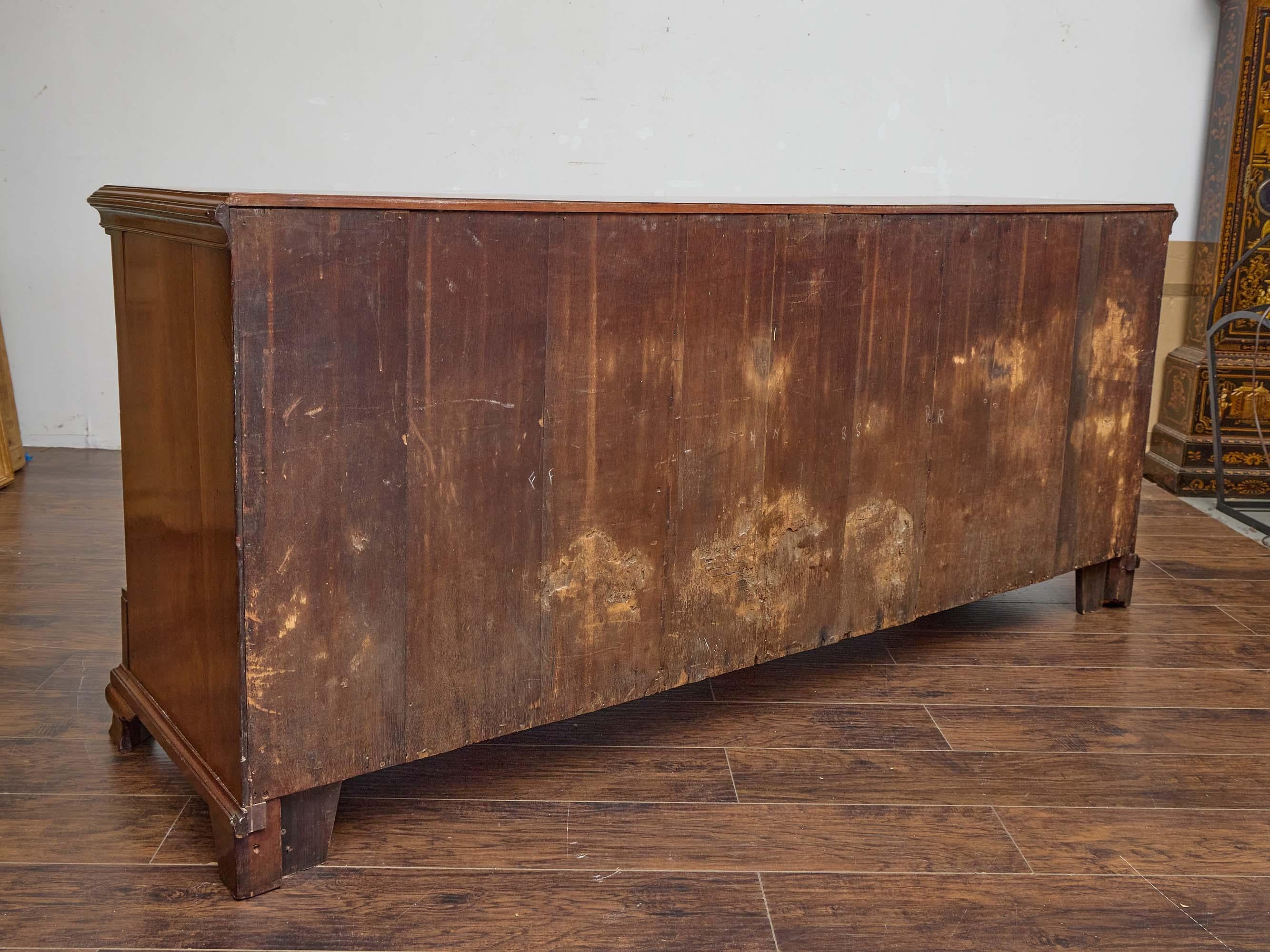 Comò inglese del XIX secolo in noce e mogano con 13 cassetti in vendita 5