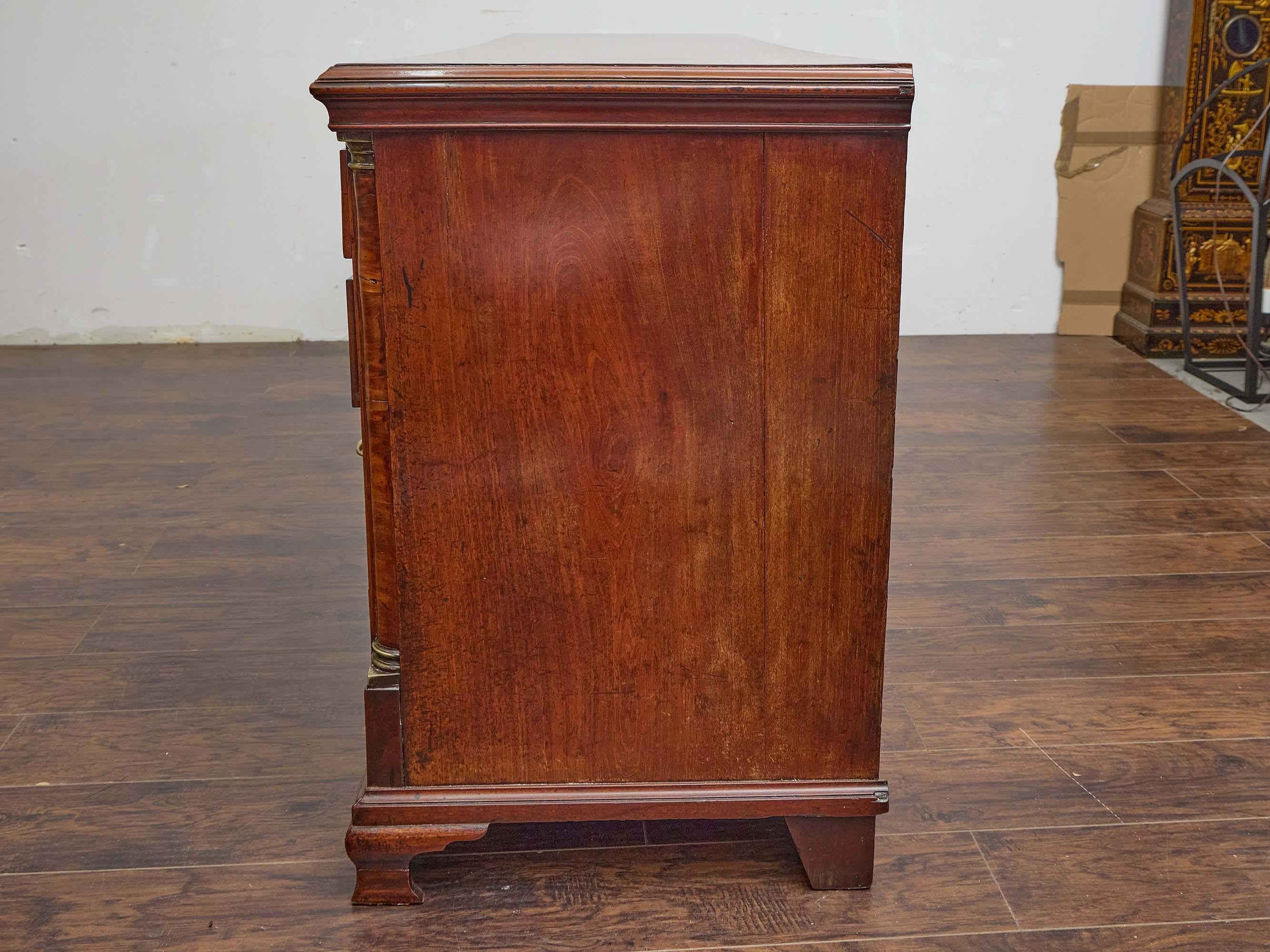 Comò inglese del XIX secolo in noce e mogano con 13 cassetti in vendita 6