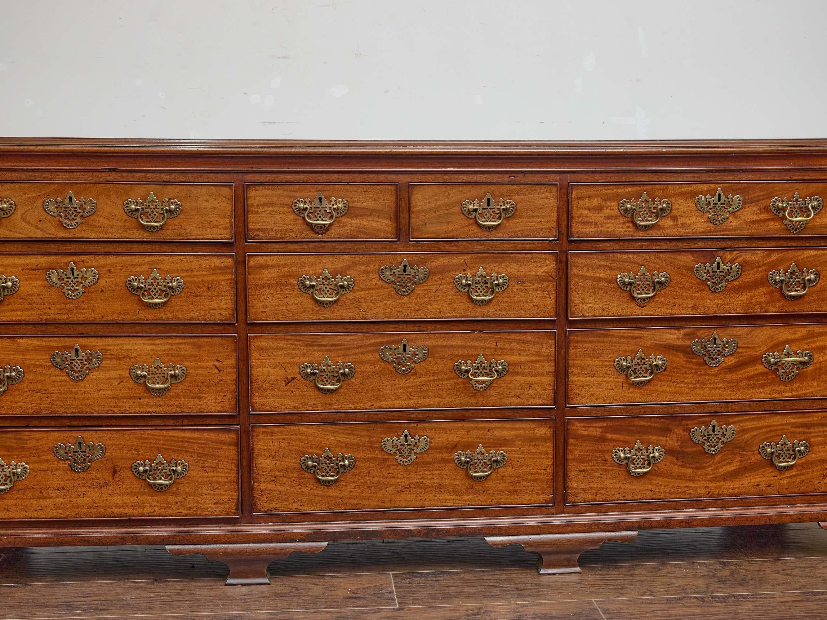 Comò inglese del XIX secolo in noce e mogano con 13 cassetti in vendita 7