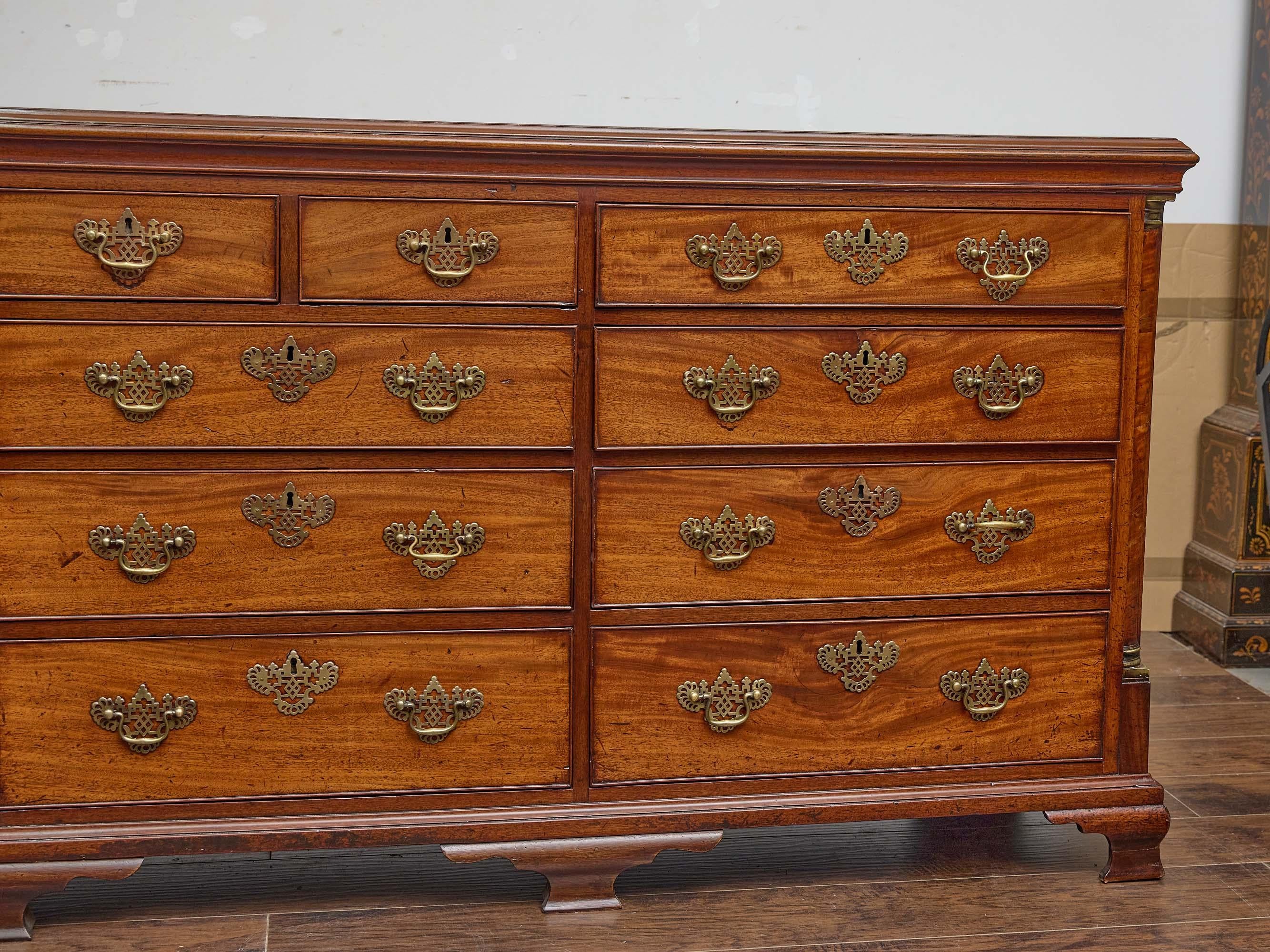 Comò inglese del XIX secolo in noce e mogano con 13 cassetti in vendita 8