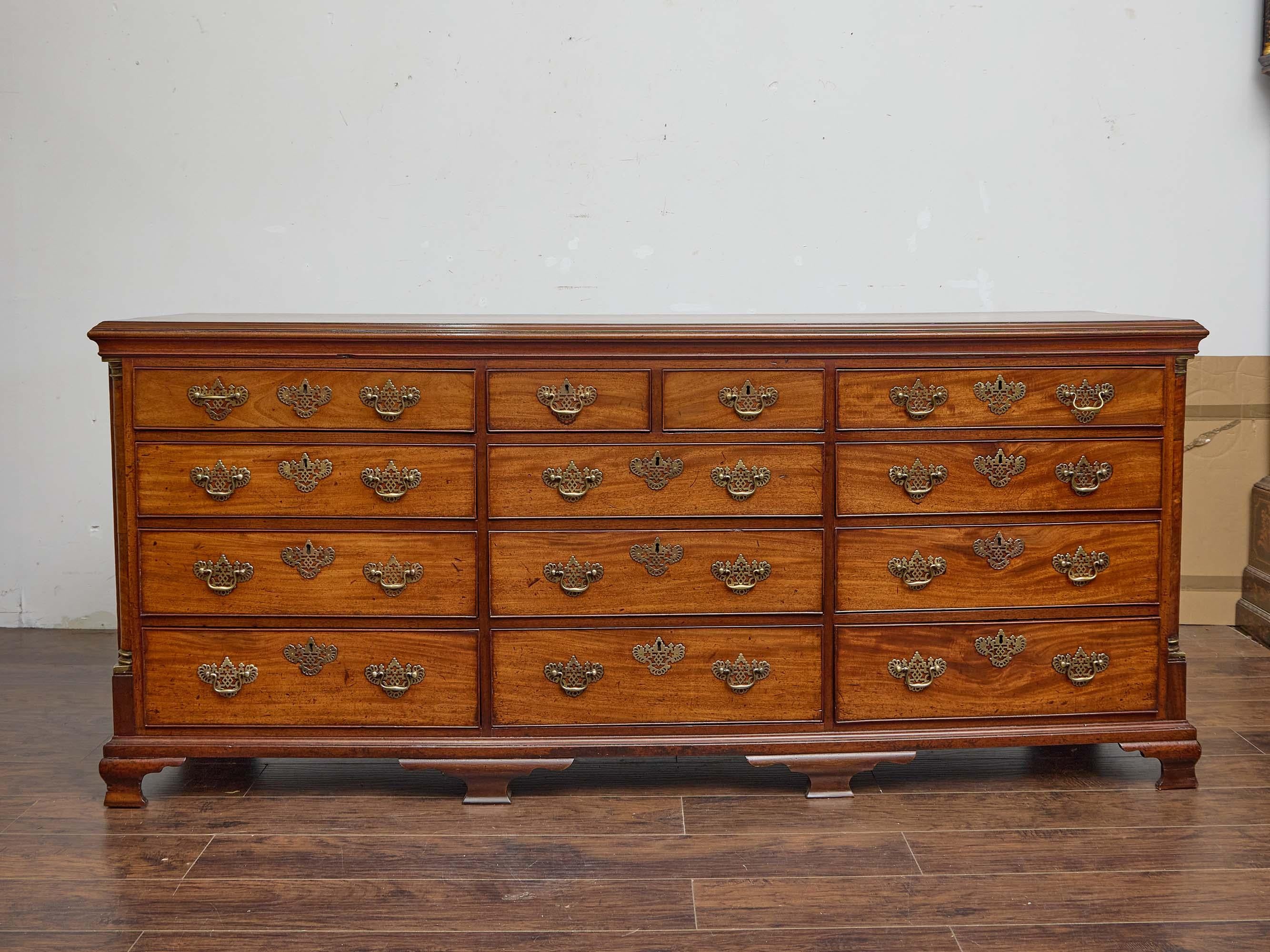 Comò inglese del XIX secolo in noce e mogano con 13 cassetti in vendita 9