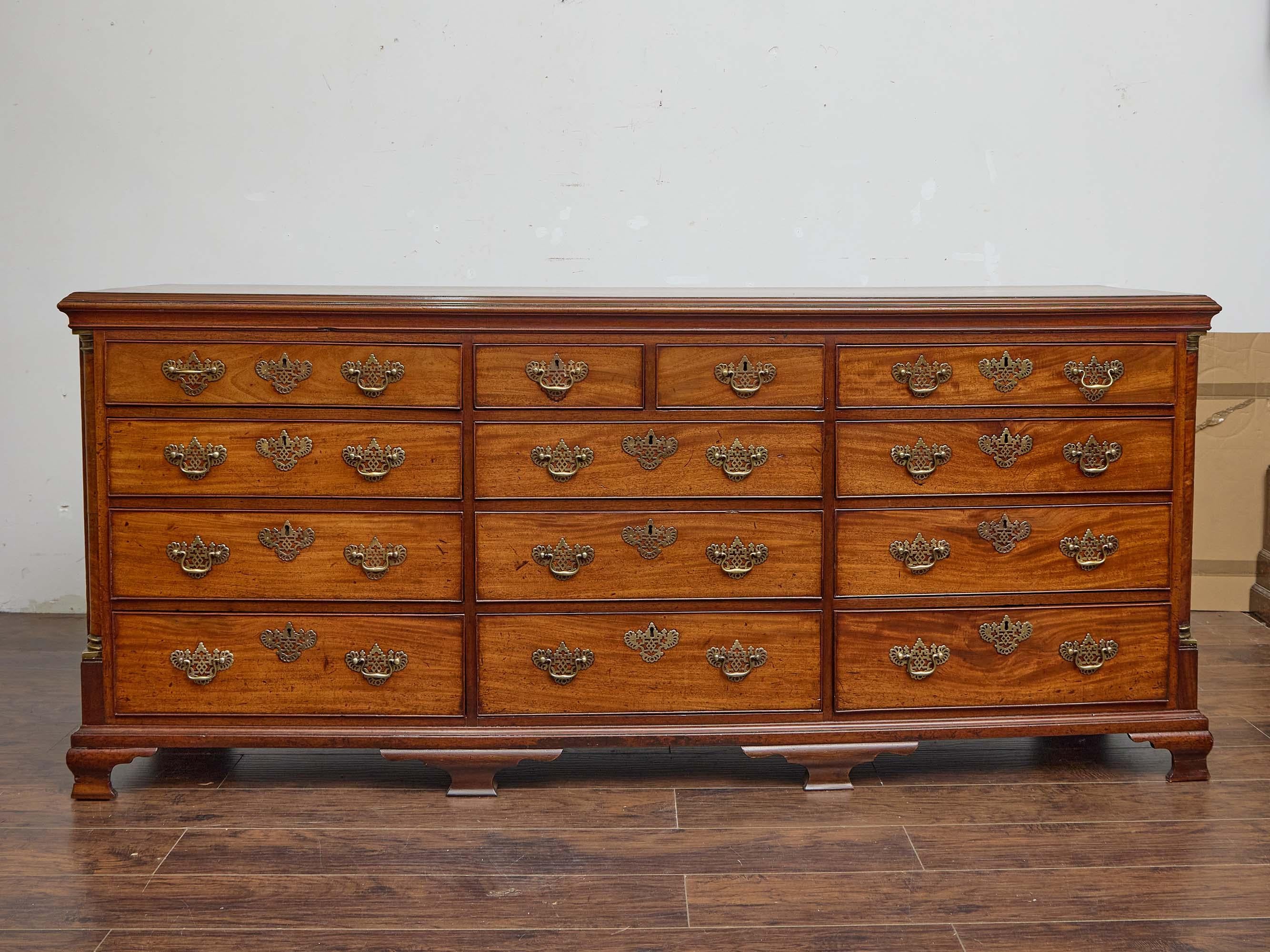 Una lunga cassettiera inglese del XIX secolo in noce e mogano, costruita nel tipo di scala generosa che di solito si trova nelle case di campagna. Con una lunghezza di oltre due metri, offre un'imponente serie di cassetti - undici grandi e due più