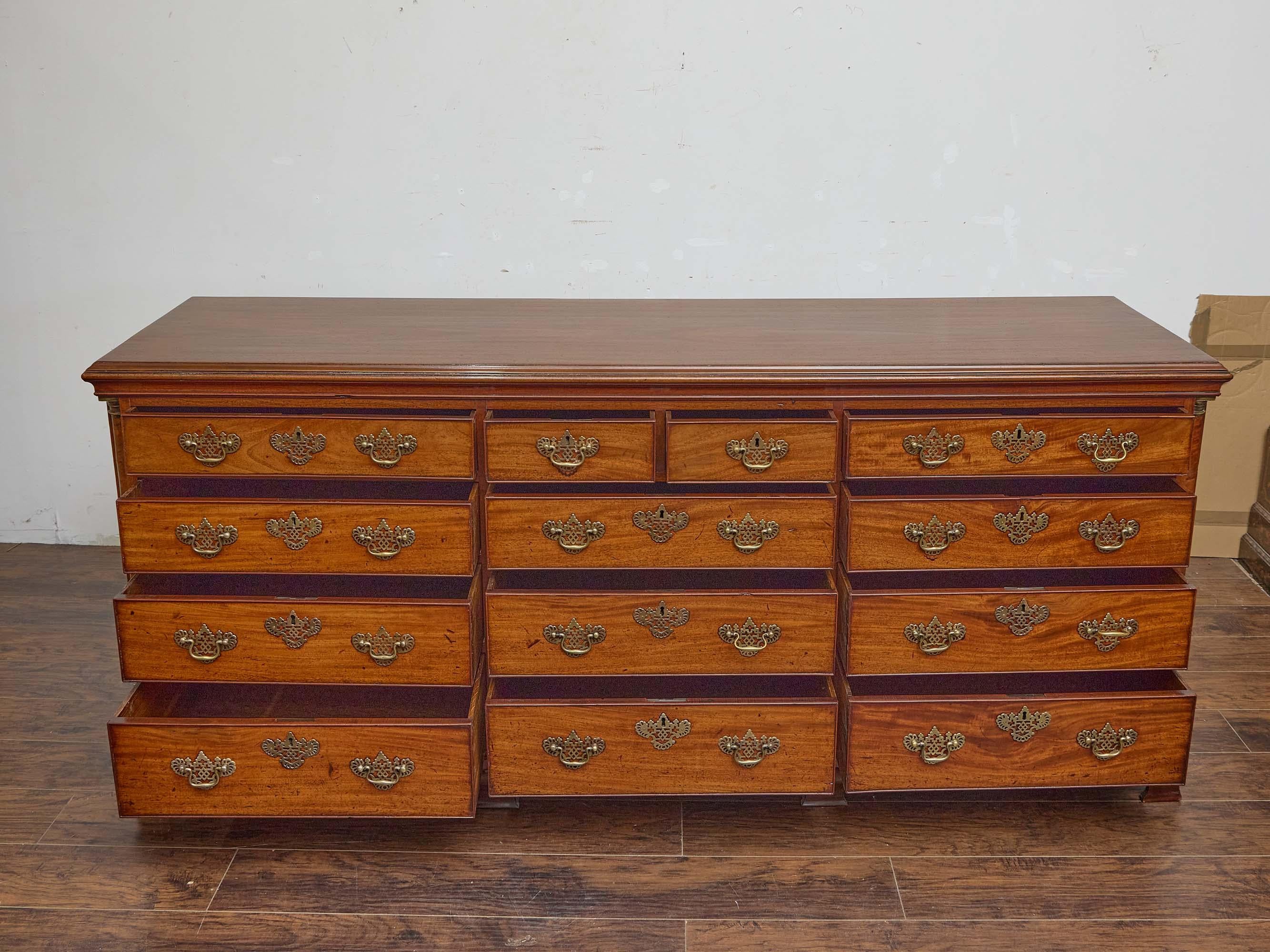 Inglese Comò inglese del XIX secolo in noce e mogano con 13 cassetti in vendita