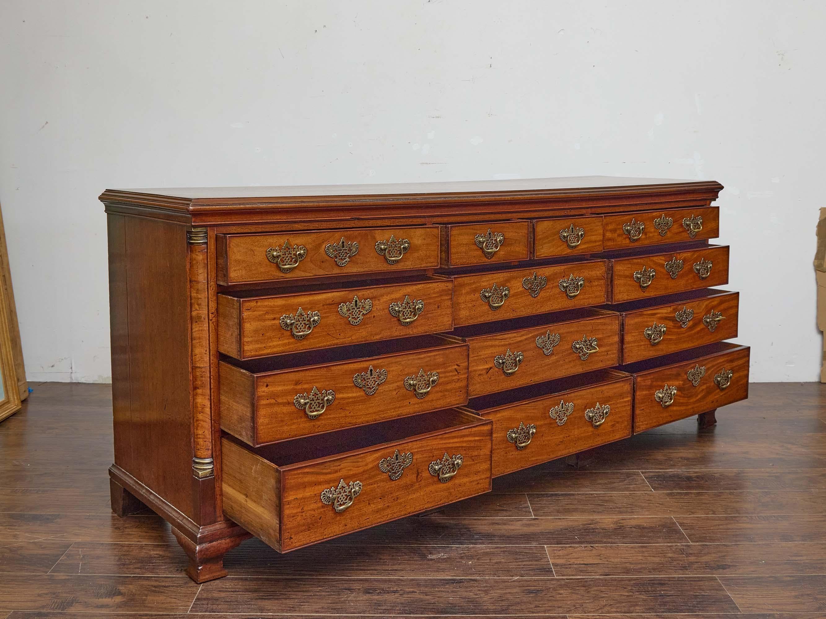 Comò inglese del XIX secolo in noce e mogano con 13 cassetti In condizioni buone in vendita a Atlanta, GA