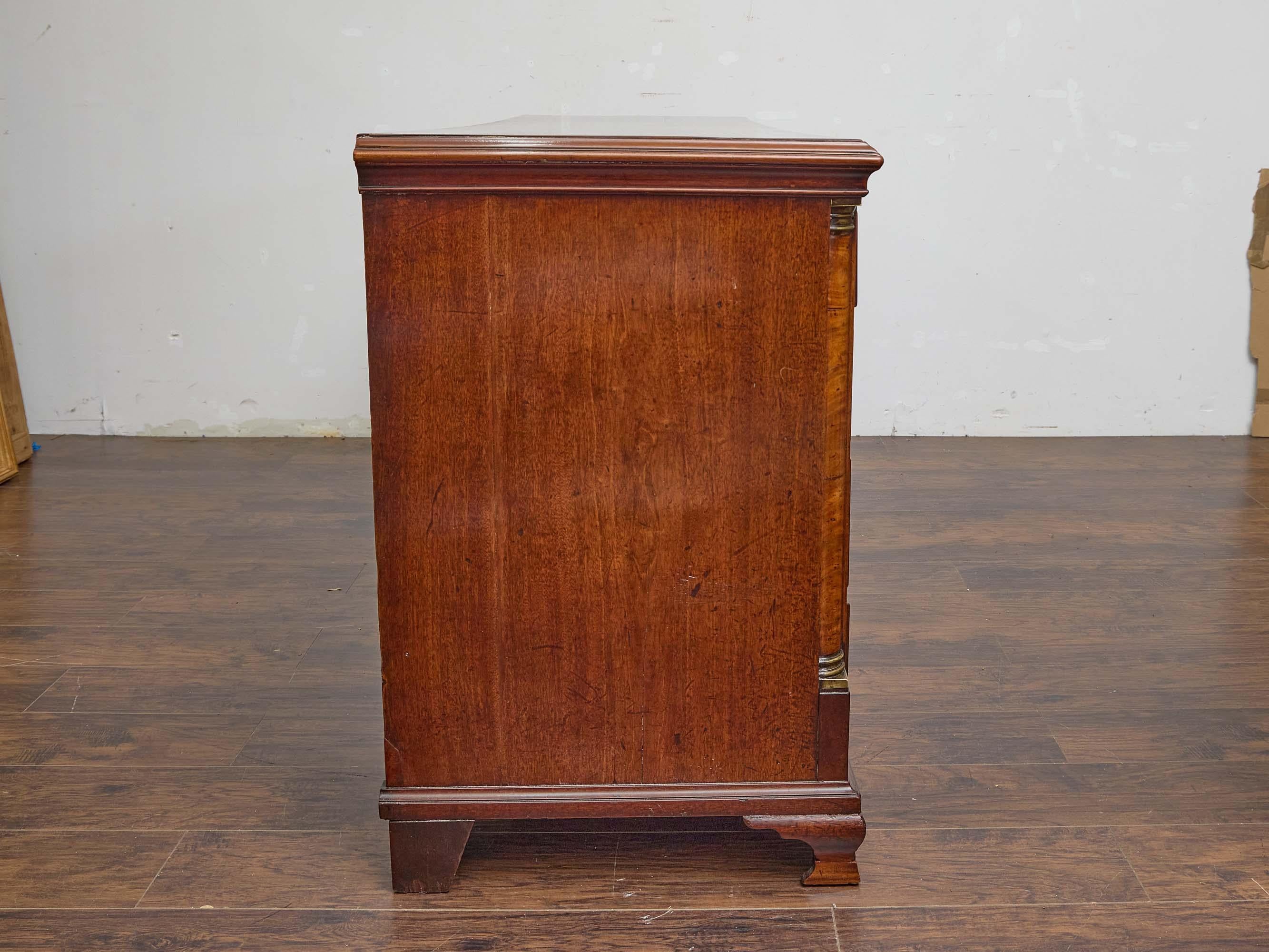 Ottone Comò inglese del XIX secolo in noce e mogano con 13 cassetti in vendita