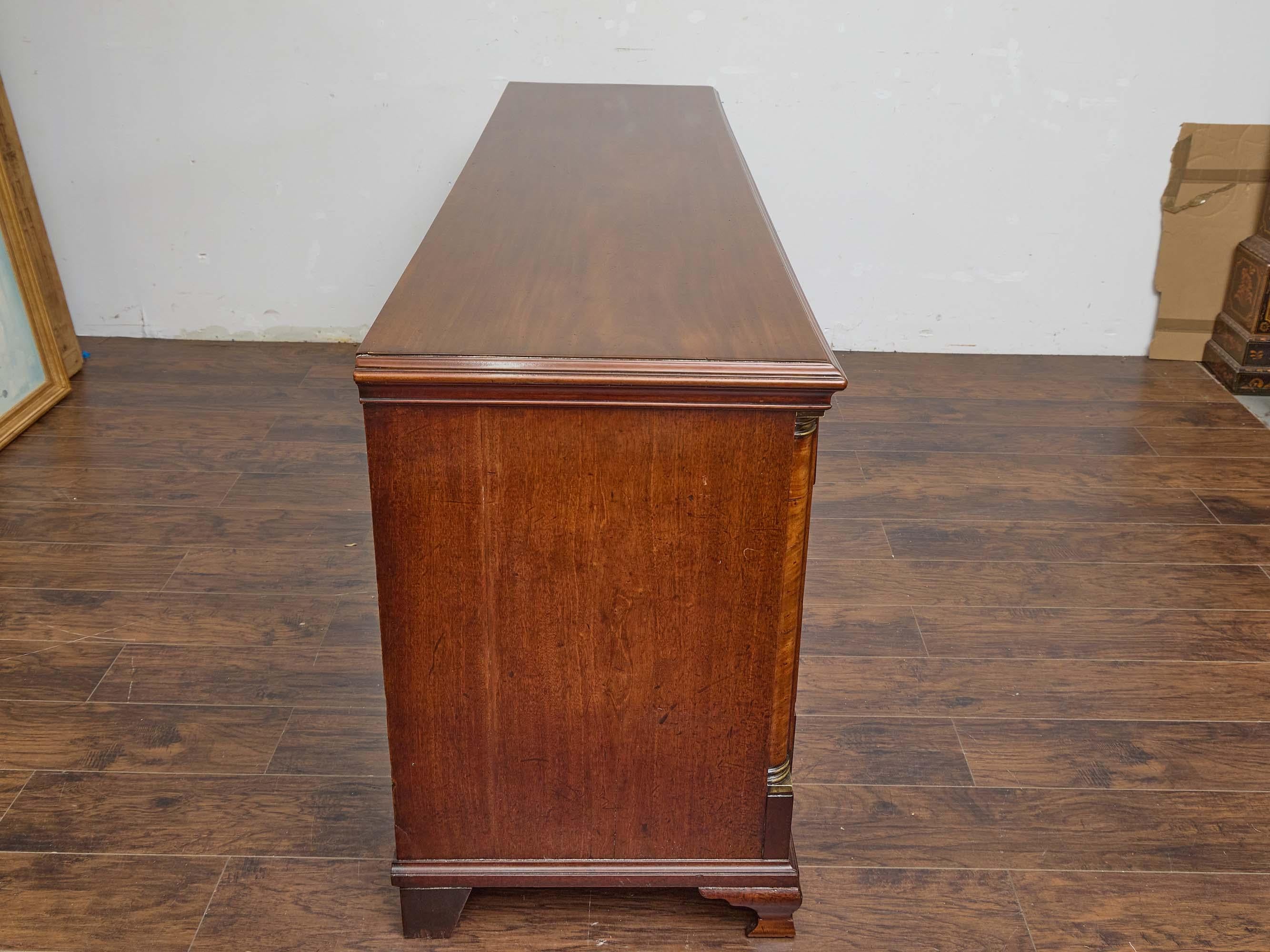 Comò inglese del XIX secolo in noce e mogano con 13 cassetti in vendita 1