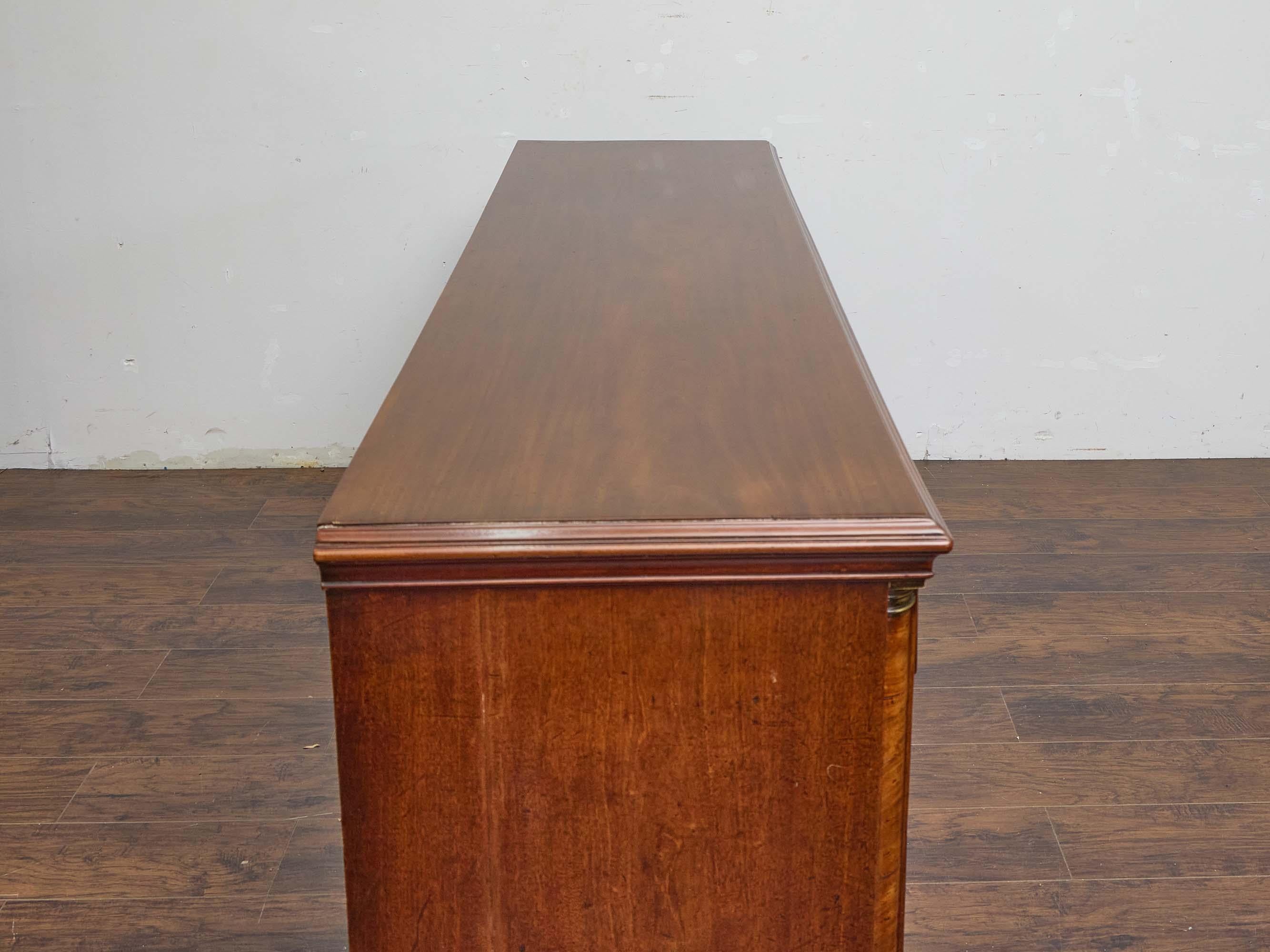 Comò inglese del XIX secolo in noce e mogano con 13 cassetti in vendita 2