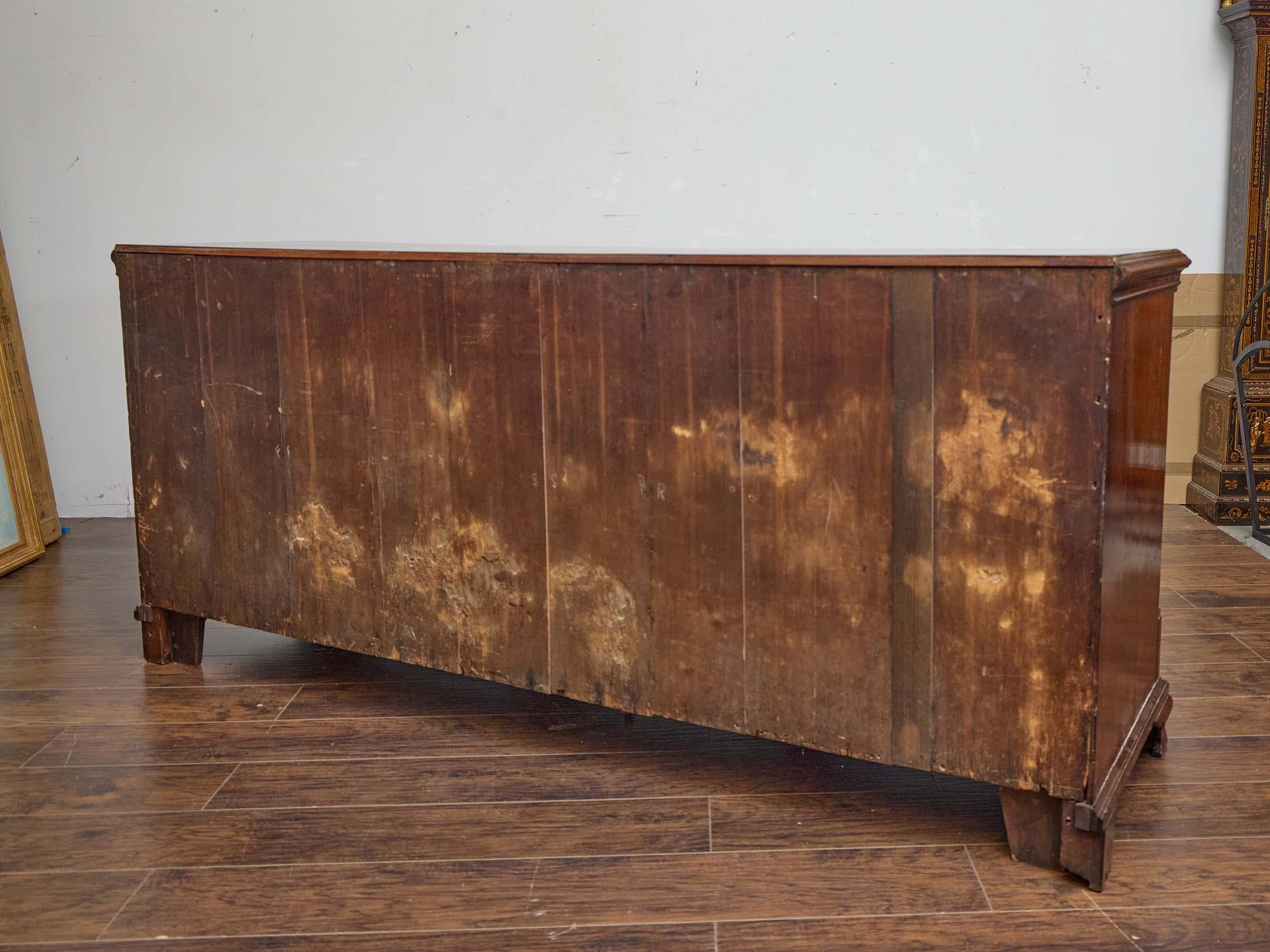 Comò inglese del XIX secolo in noce e mogano con 13 cassetti in vendita 3