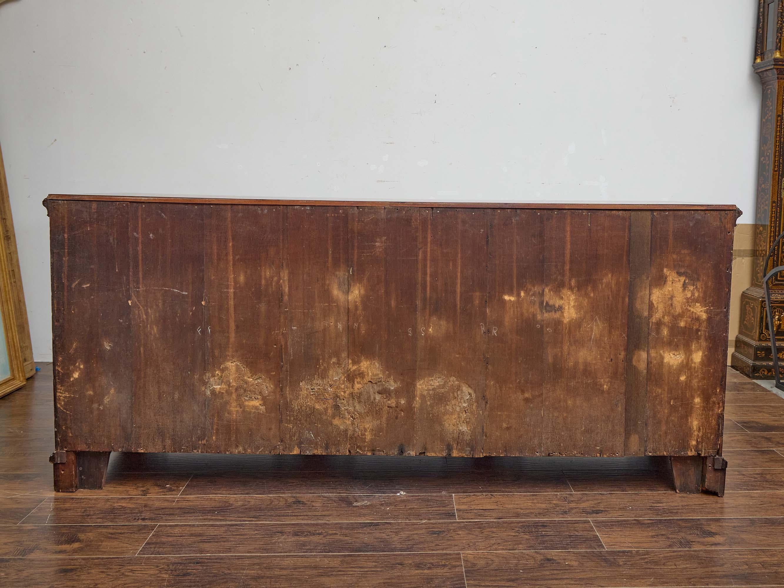 Comò inglese del XIX secolo in noce e mogano con 13 cassetti in vendita 4