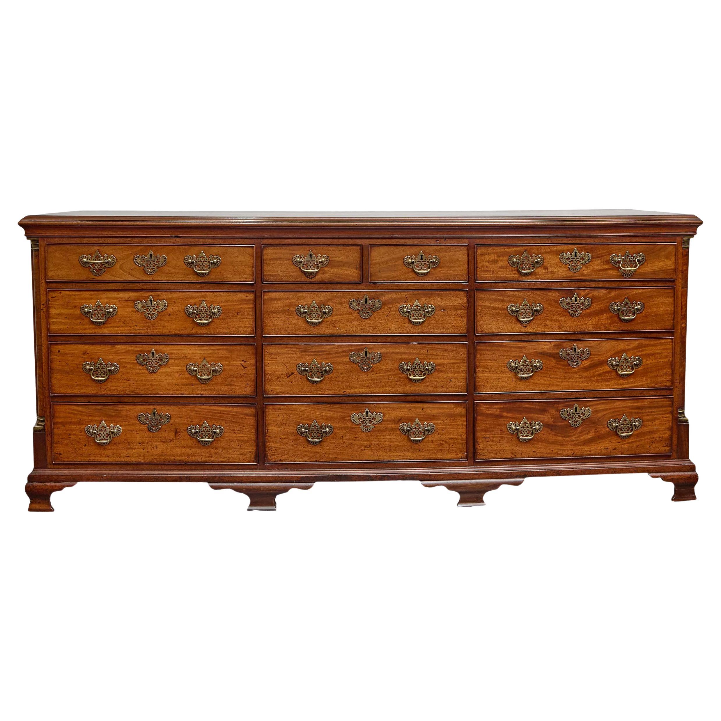 Comò inglese del XIX secolo in noce e mogano con 13 cassetti