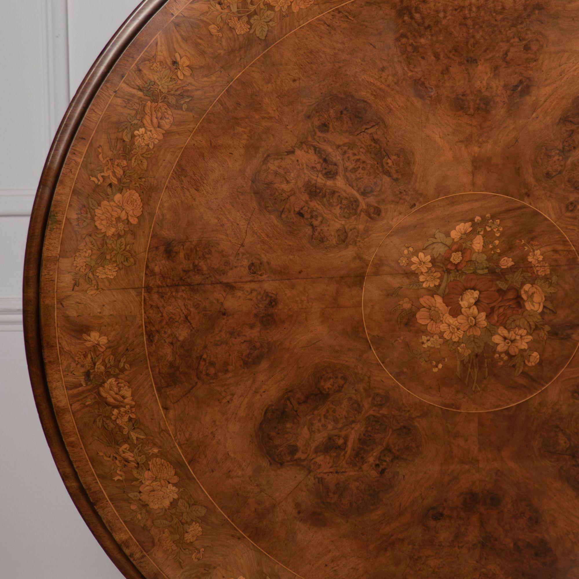 Impresionante mesa central inglesa de nogal del siglo XIX.
Decorada con marquetería de primera calidad en la parte superior, se alza sobre una impresionante y elegante base trípode.
Una pieza fantástica para cualquier hogar.