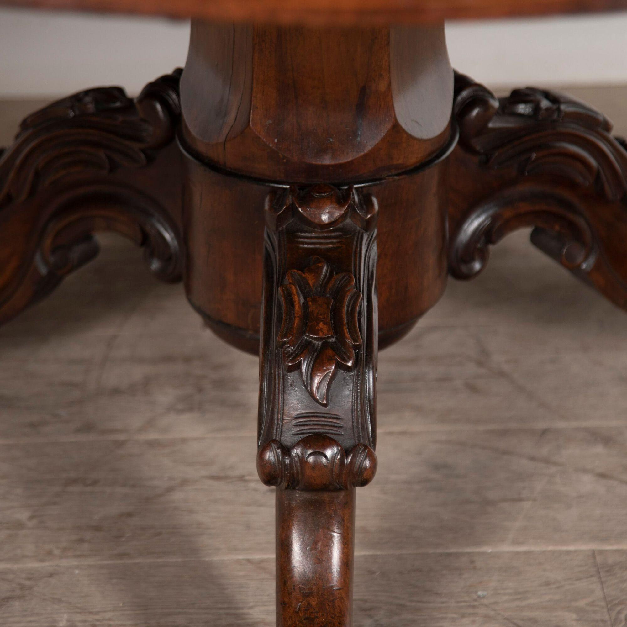 Mesa central inglesa de nogal y marquetería del siglo XIX Inglés