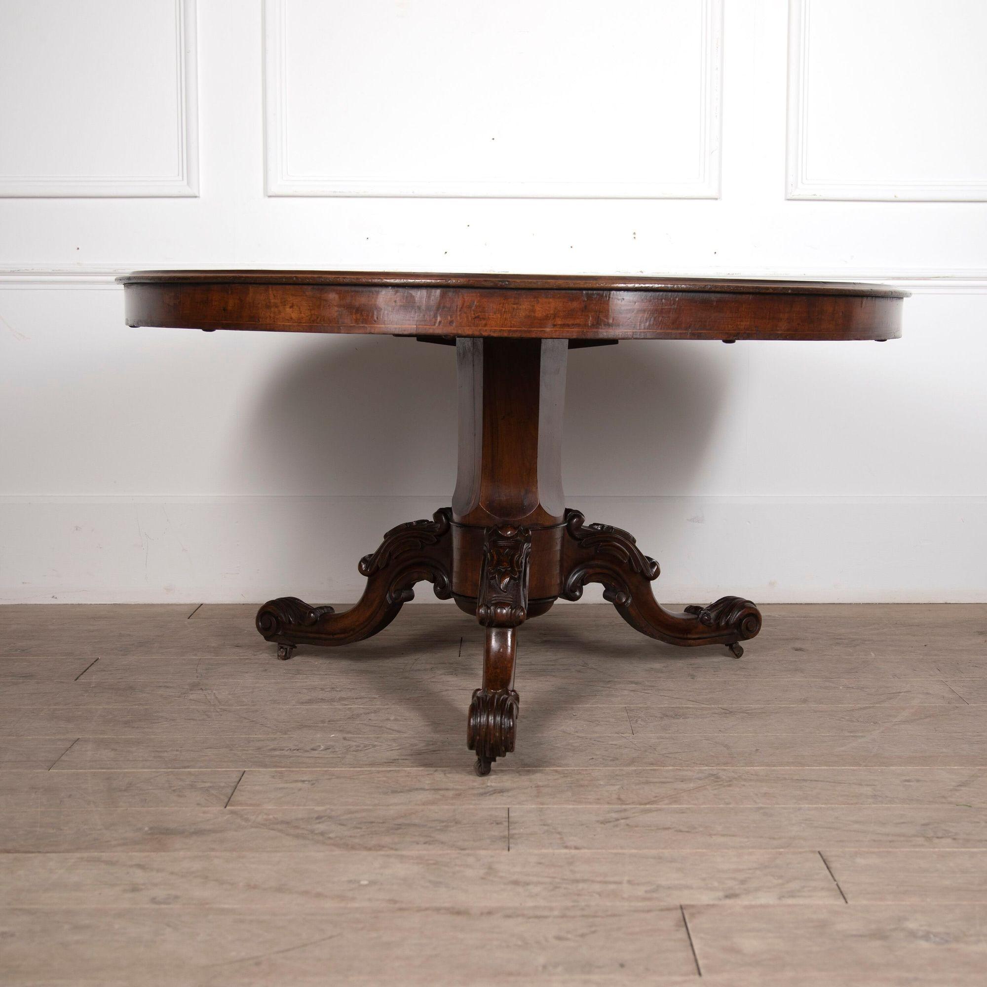 Mesa central inglesa de nogal y marquetería del siglo XIX 2