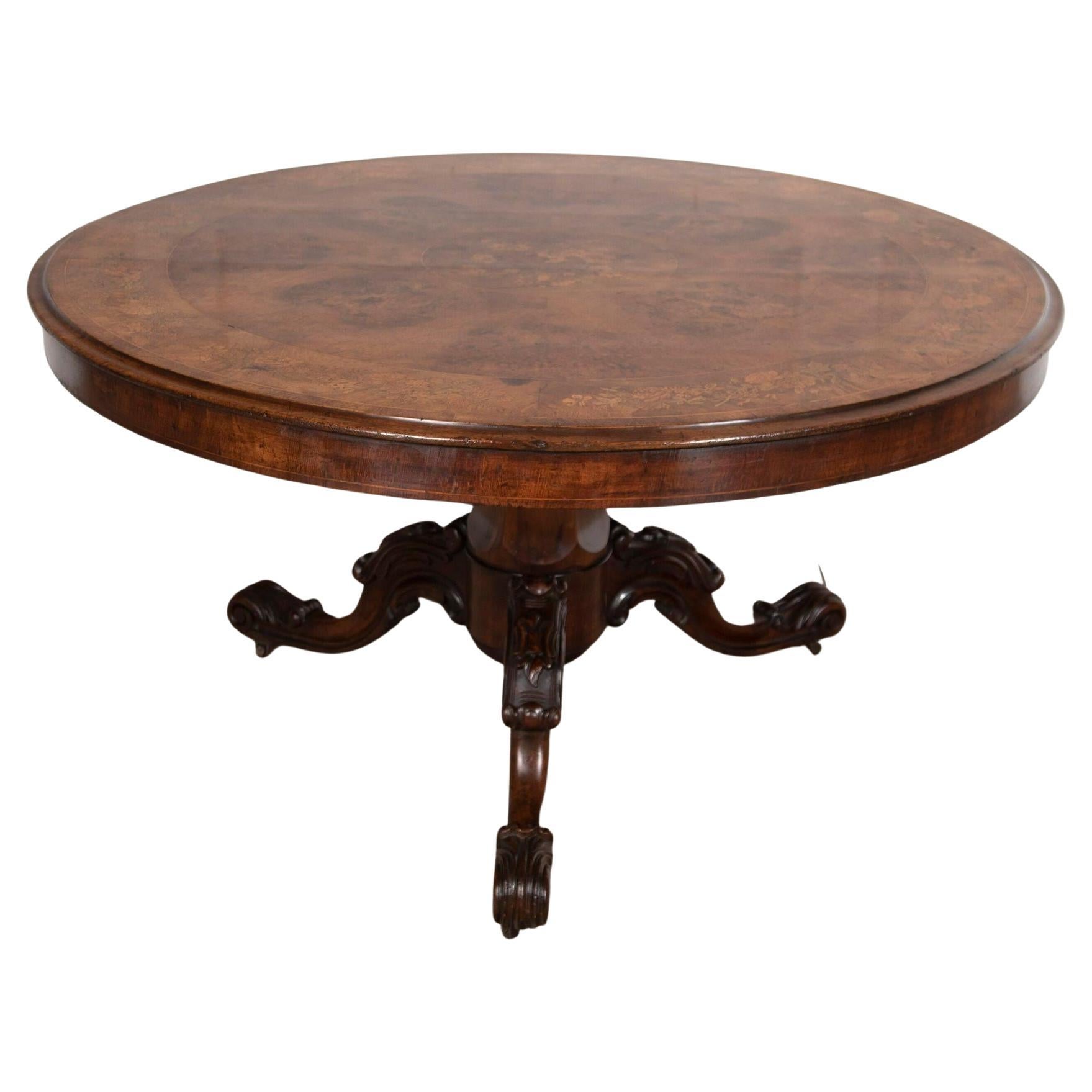 Mesa central inglesa de nogal y marquetería del siglo XIX