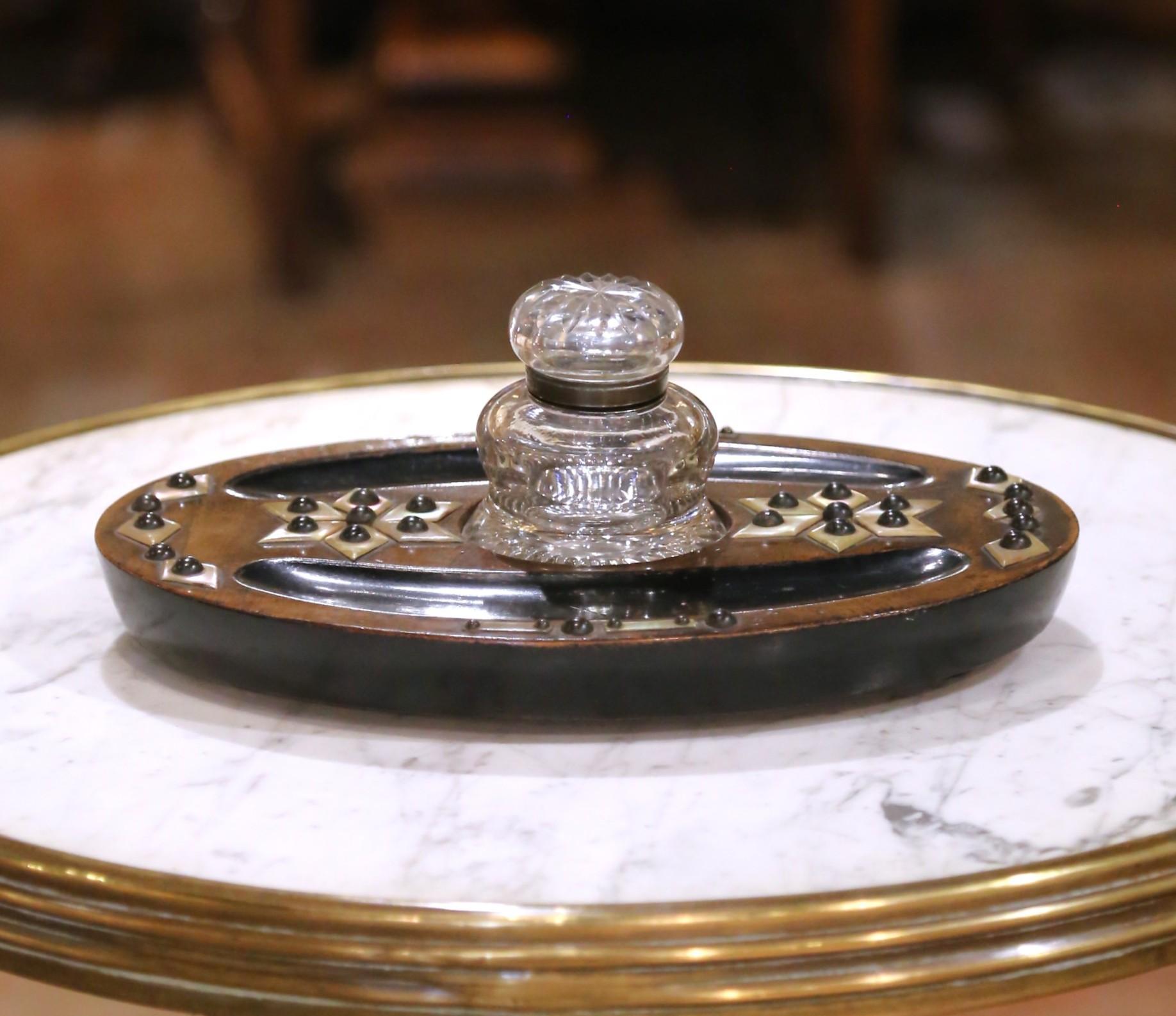 Vittoriano Calamaio ovale inglese del XIX secolo in noce e madreperla con inserto in vetro in vendita