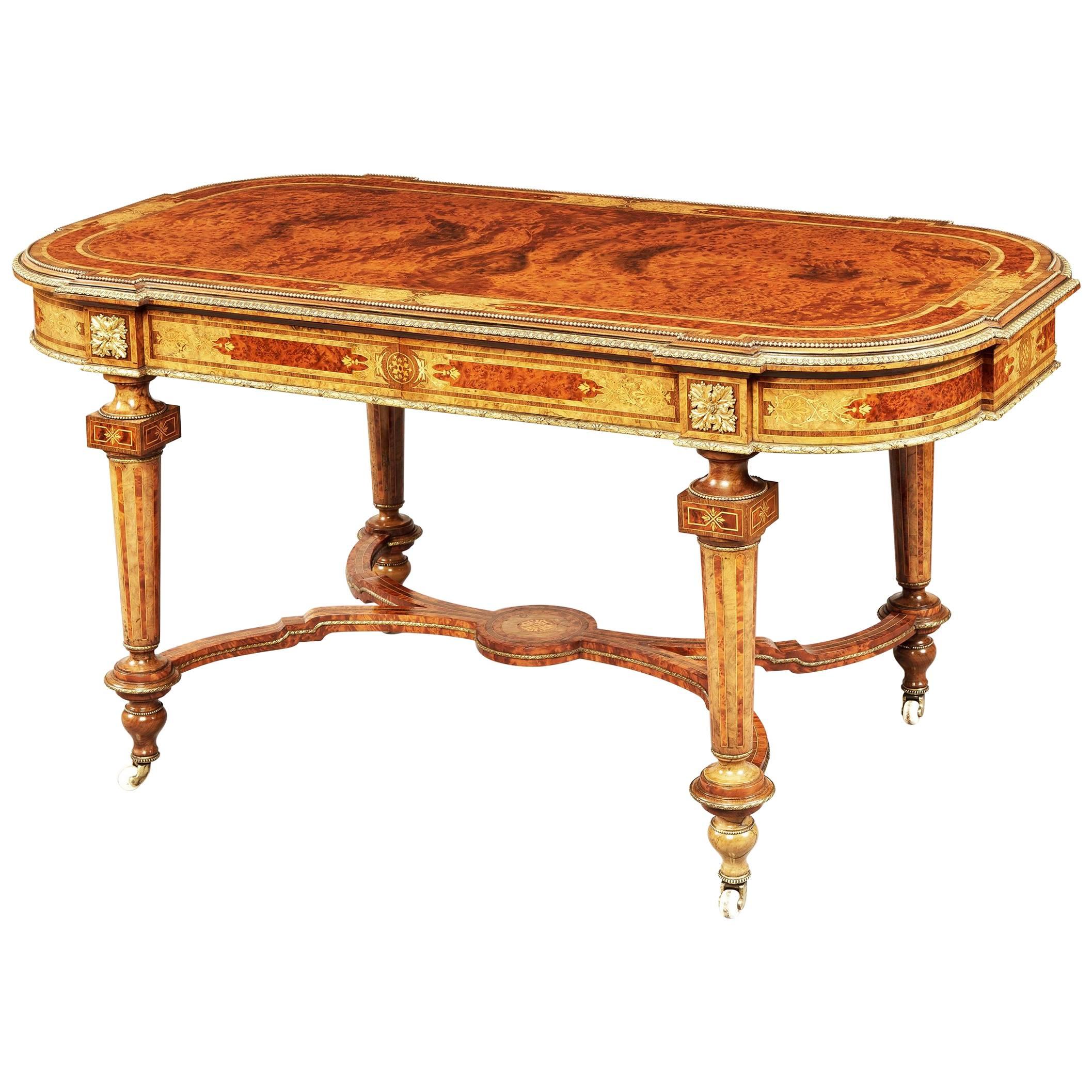 Table de centre anglaise du 19e siècle en noyer et bronze doré