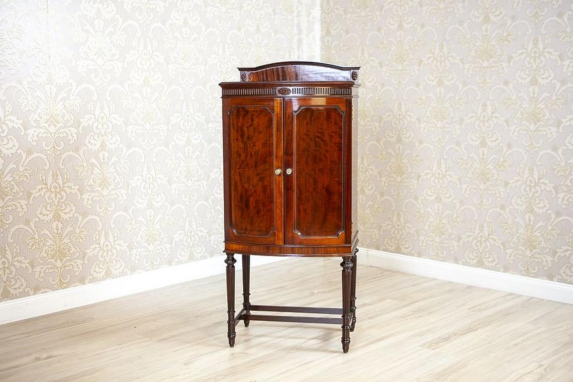 19th-Century English Walnut Cabinet in Rich Brown

We present you a lightweight piece of furniture with an arch-like front, a pair of doors, four sliding shelves, and high rounded legs. The top is finished with a small, profiled cornice and a