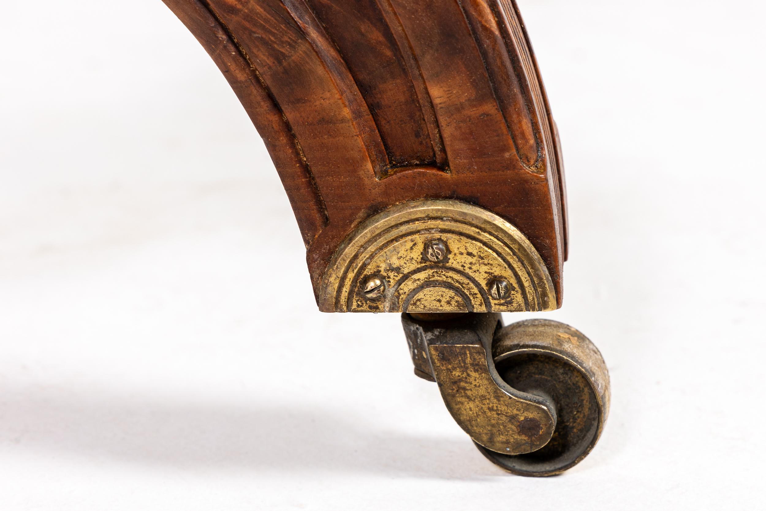 19th Century English Walnut Centre Table For Sale 1