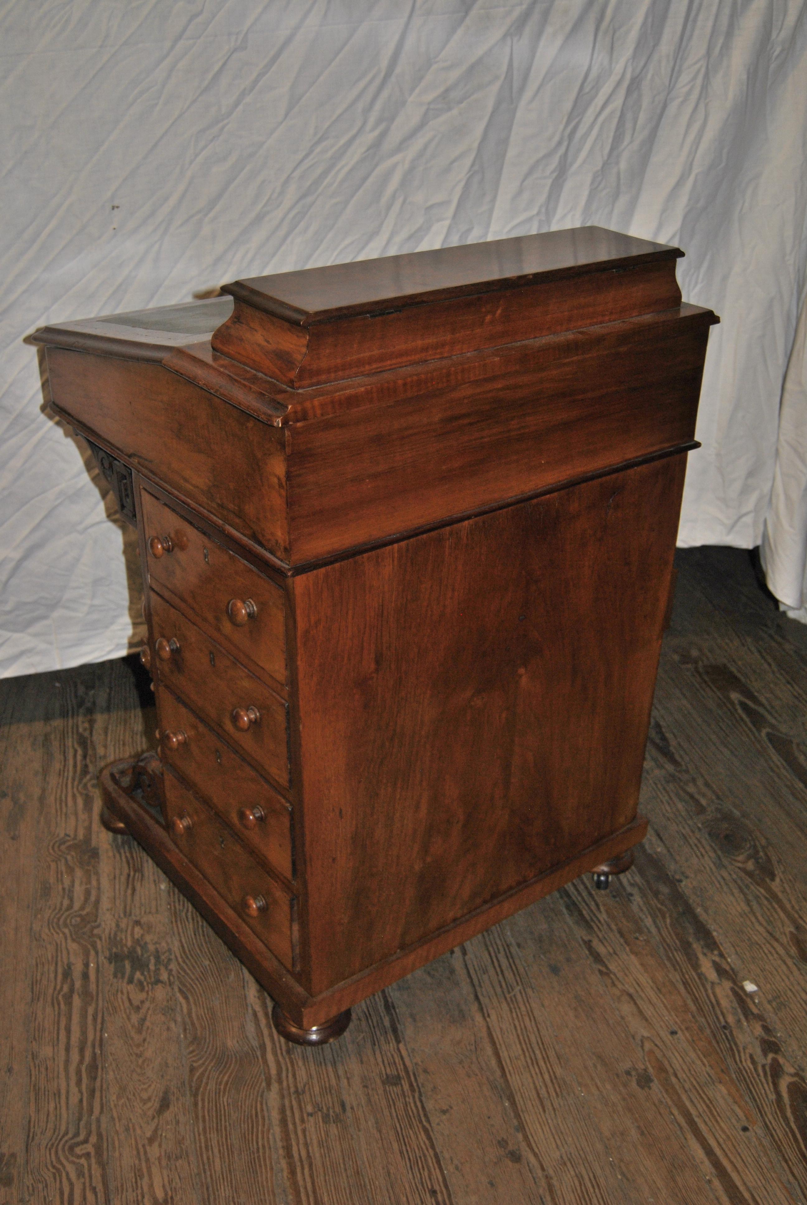 19th Century English Walnut Davenport Desk In Good Condition In Savannah, GA