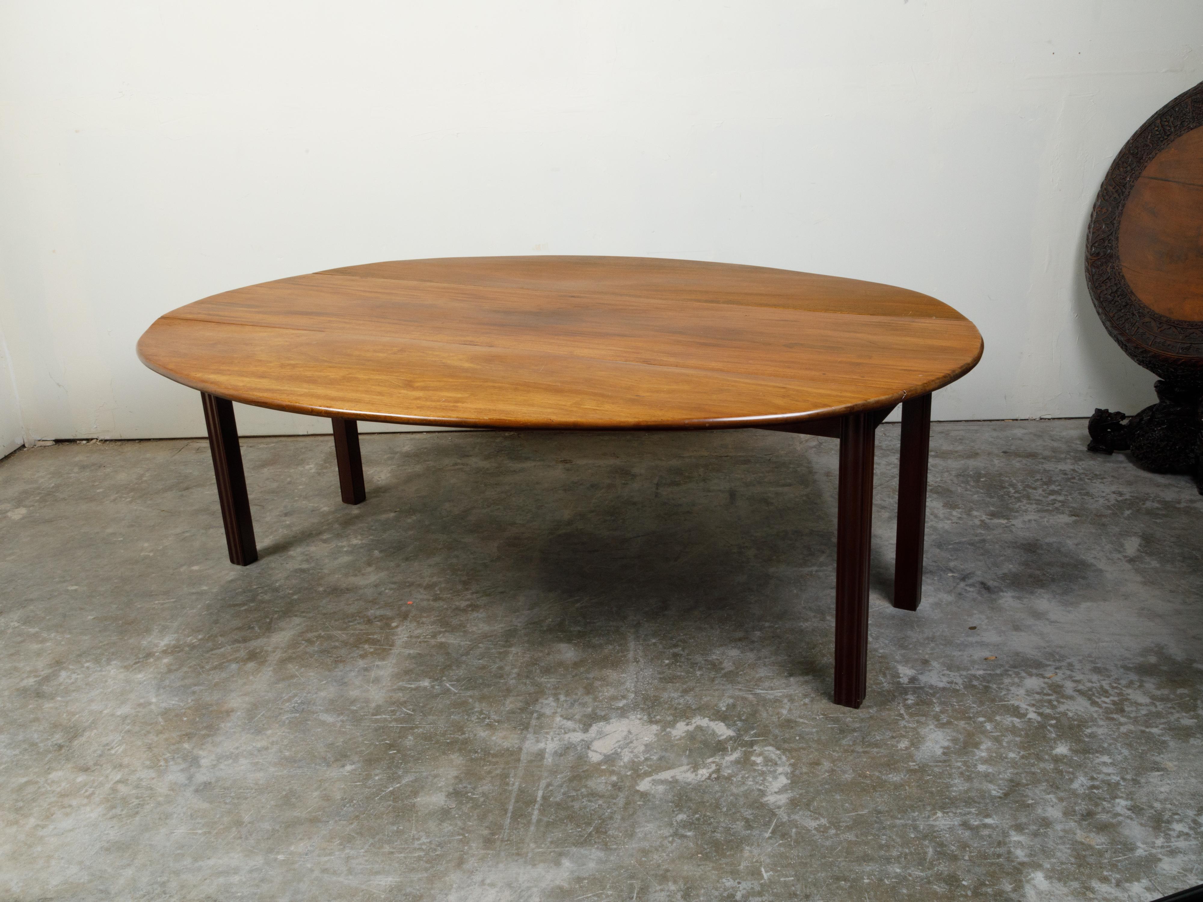 19th Century English Walnut Drop-Leaf Table with Oval Top and Straight Legs In Good Condition For Sale In Atlanta, GA