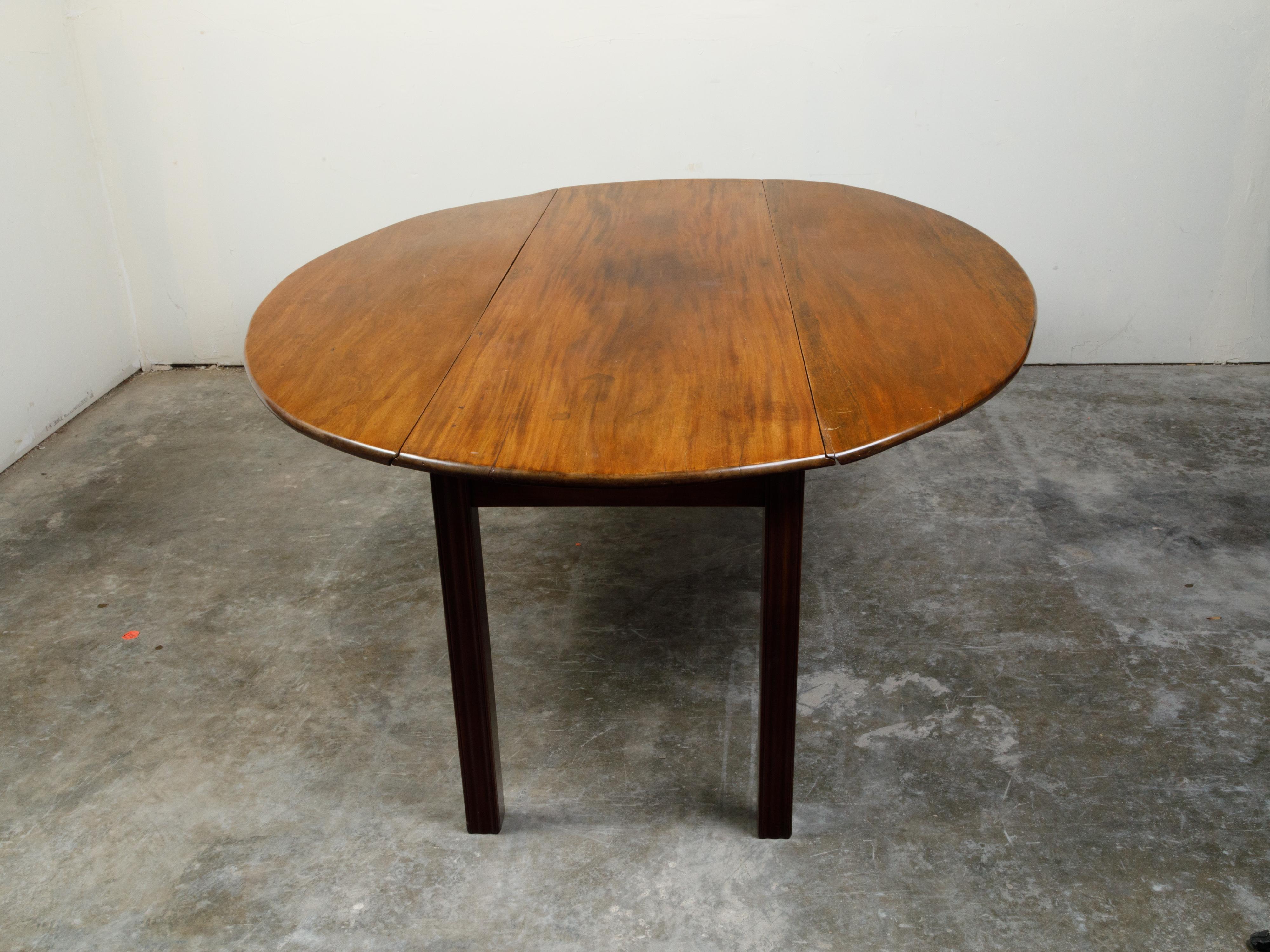 19th Century English Walnut Drop-Leaf Table with Oval Top and Straight Legs For Sale 1