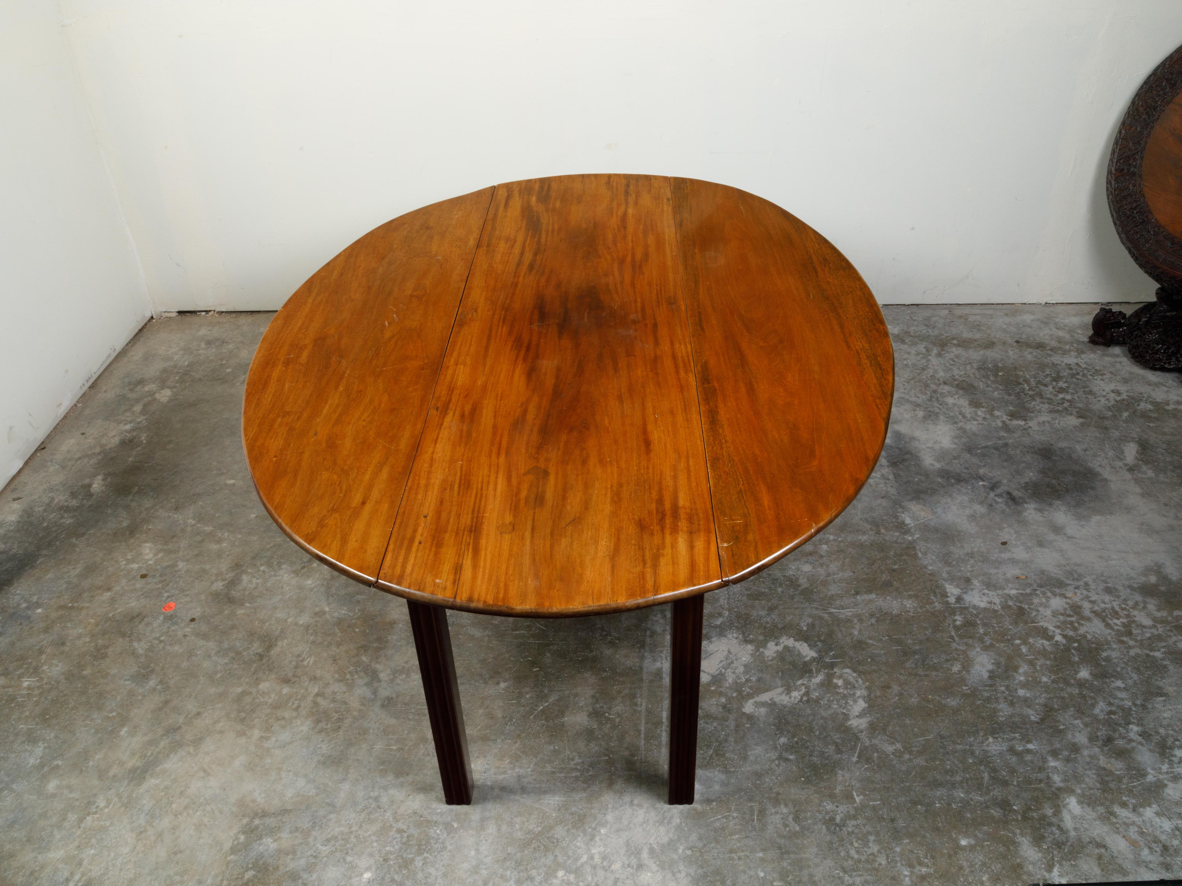 19th Century English Walnut Drop-Leaf Table with Oval Top and Straight Legs For Sale 2