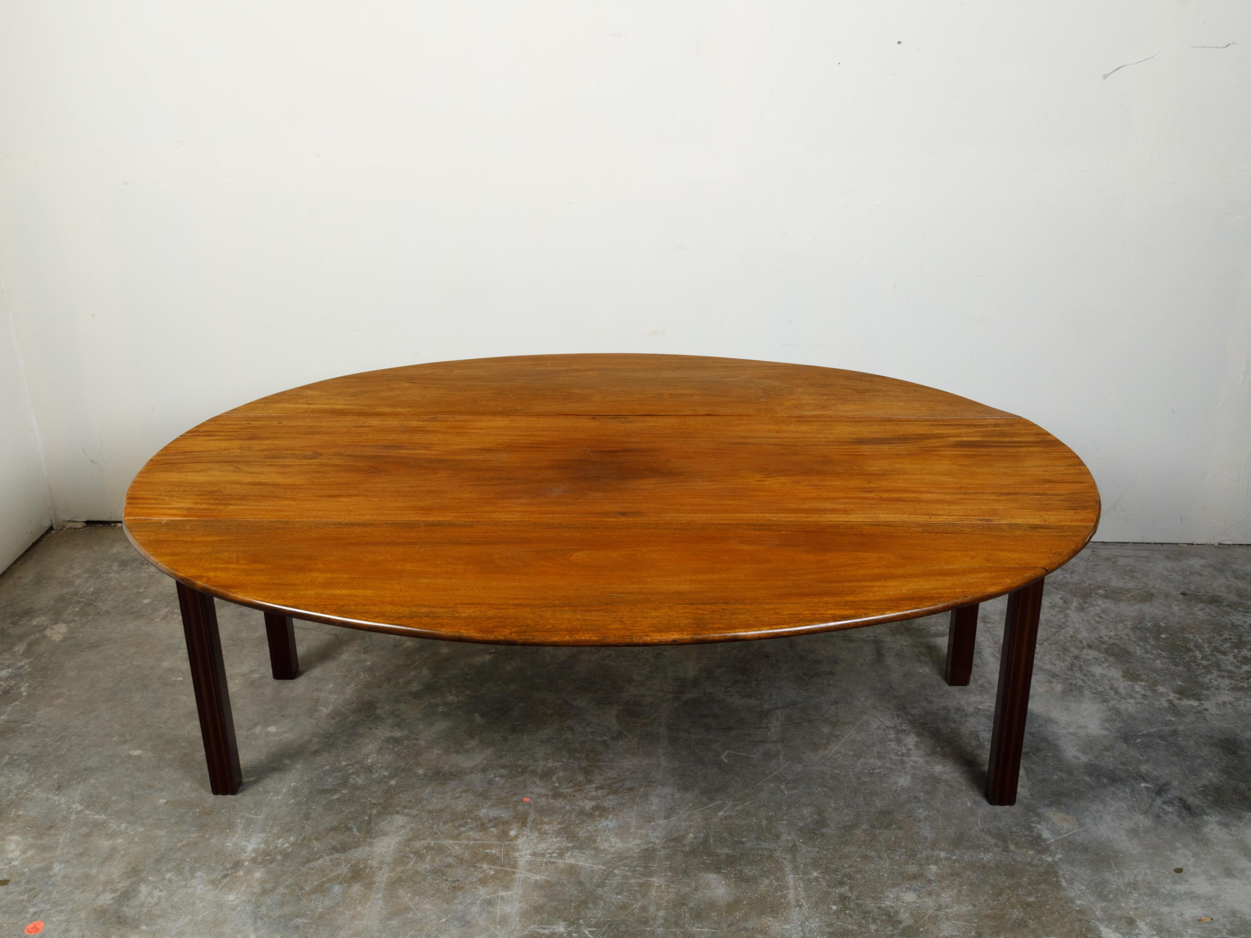 19th Century English Walnut Drop-Leaf Table with Oval Top and Straight Legs For Sale 3
