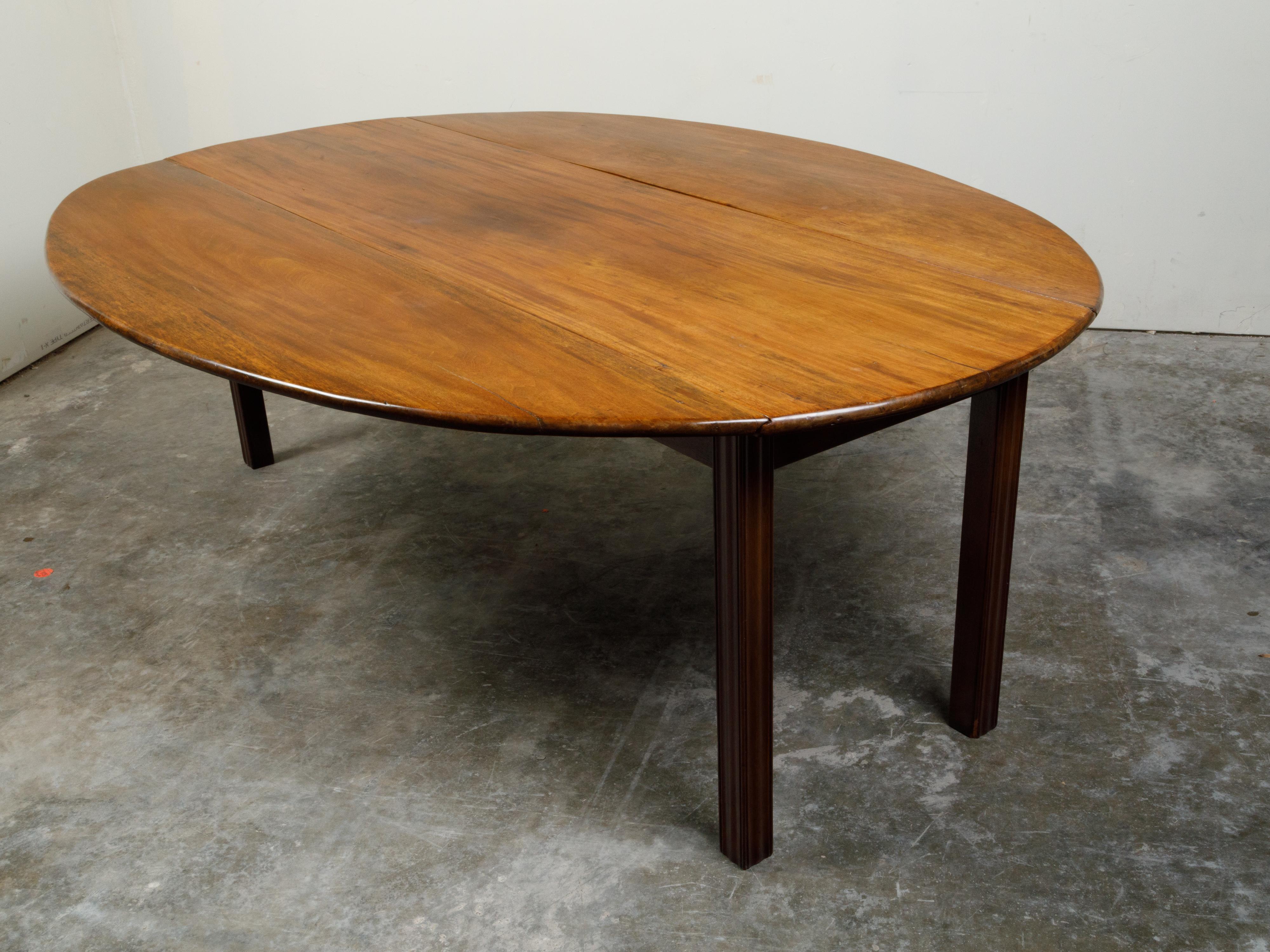 19th Century English Walnut Drop-Leaf Table with Oval Top and Straight Legs For Sale 4