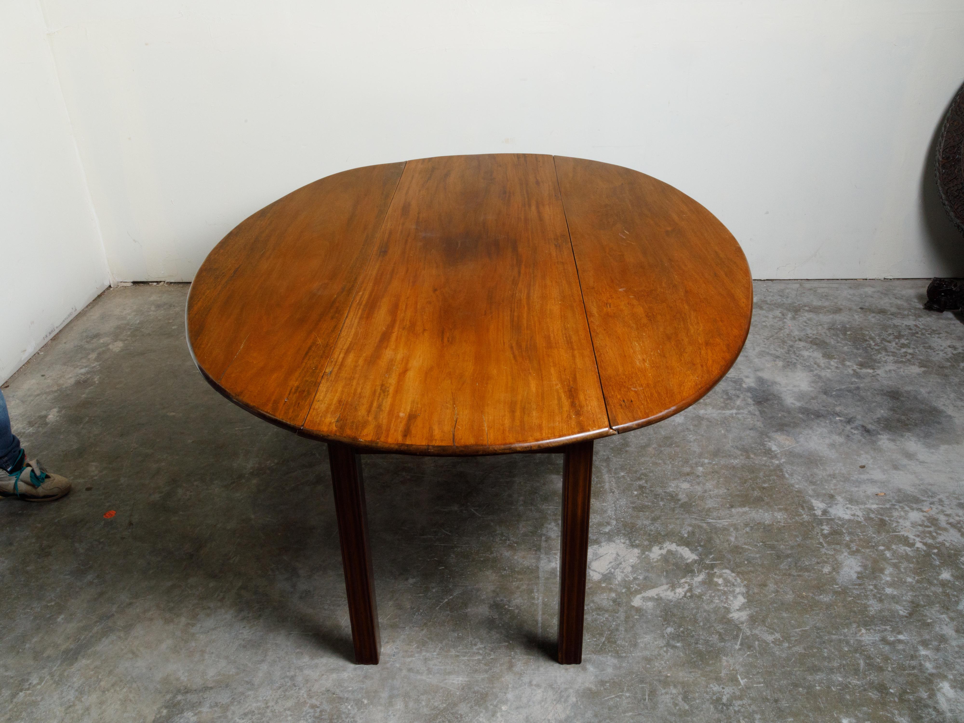 19th Century English Walnut Drop-Leaf Table with Oval Top and Straight Legs For Sale 5