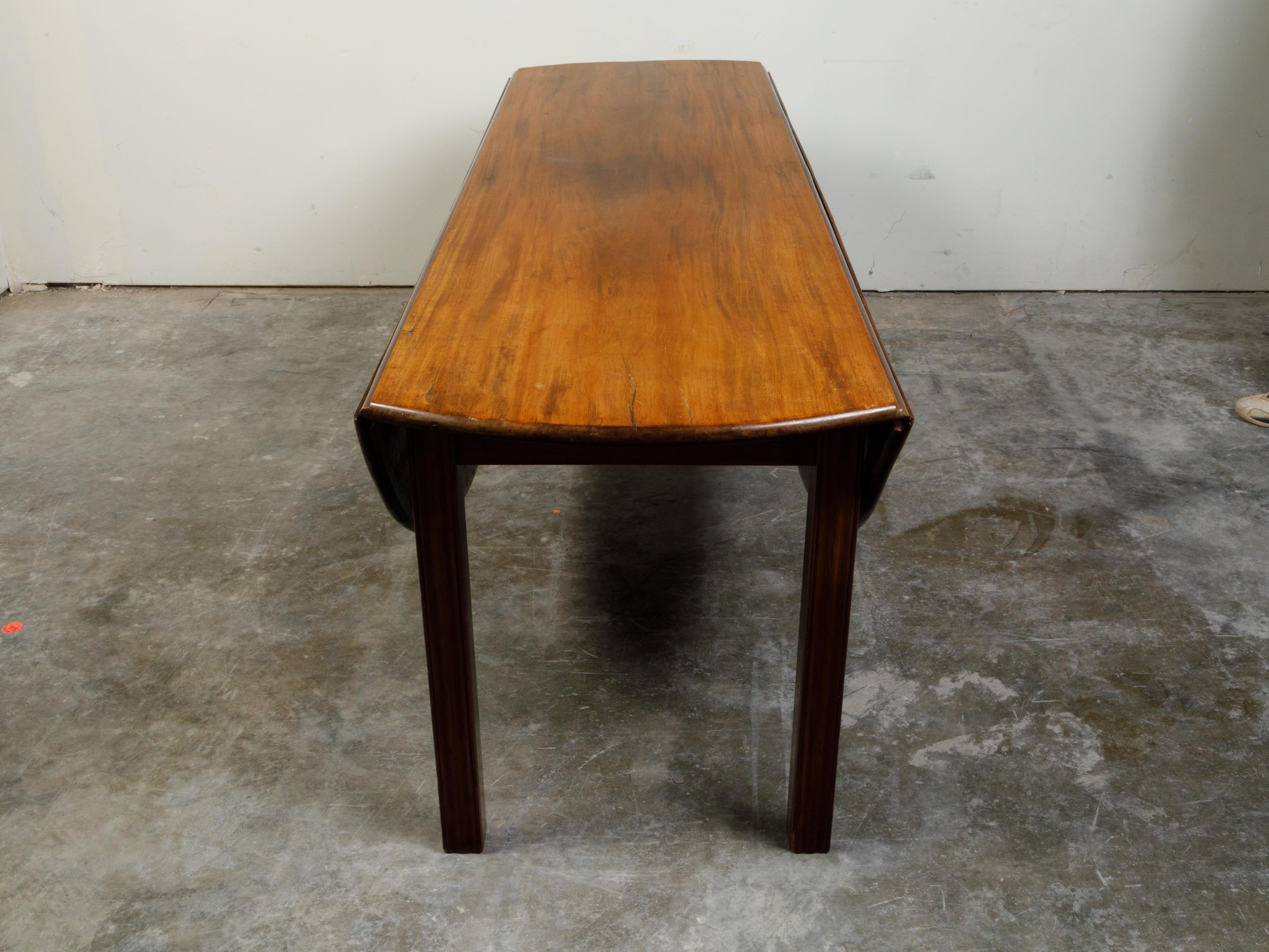 19th Century English Walnut Drop-Leaf Table with Oval Top and Straight Legs For Sale 6