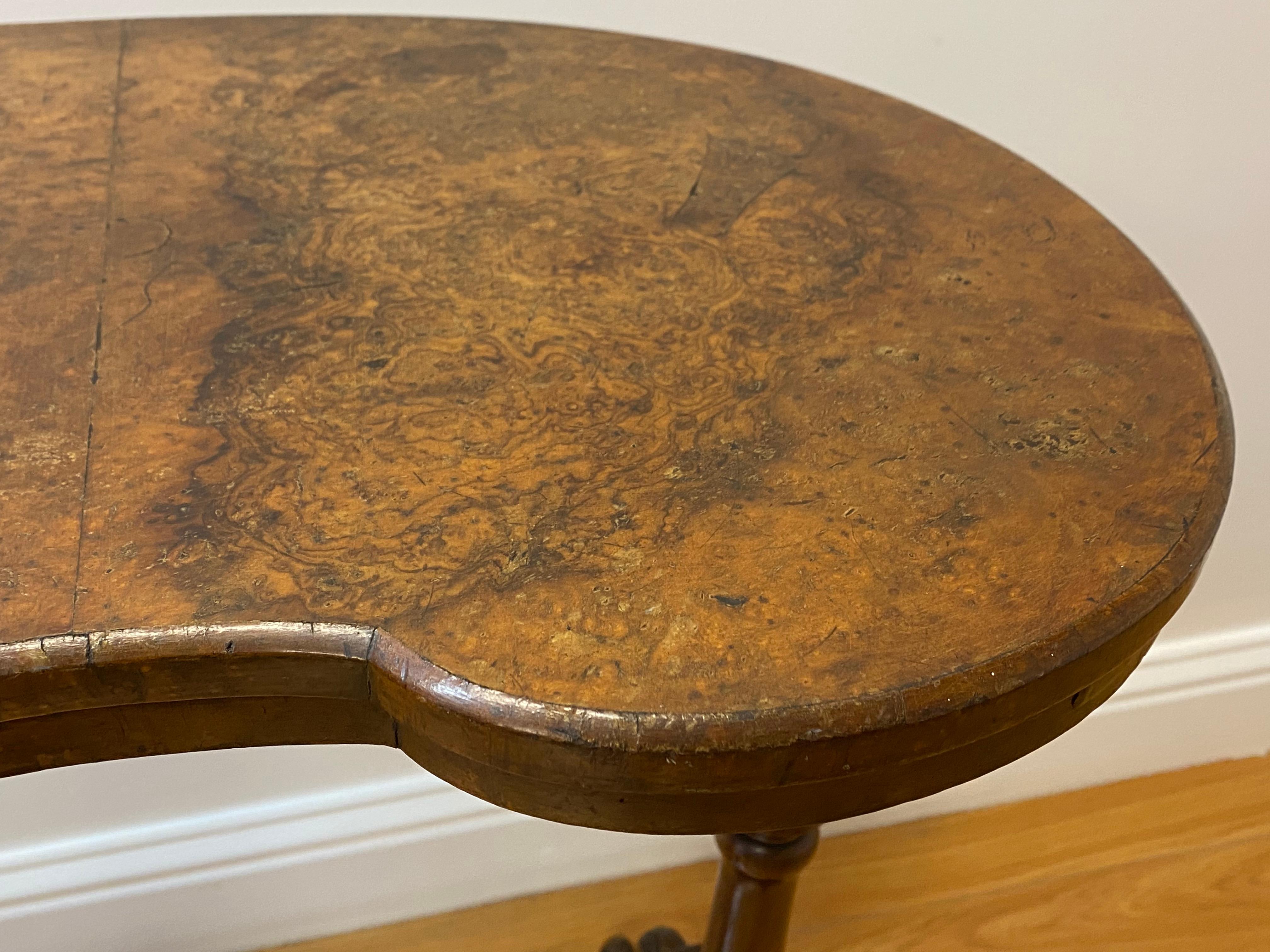 Fait main Table d'appoint anglaise en forme de rein en noyer du 19ème siècle, vers 1880 en vente