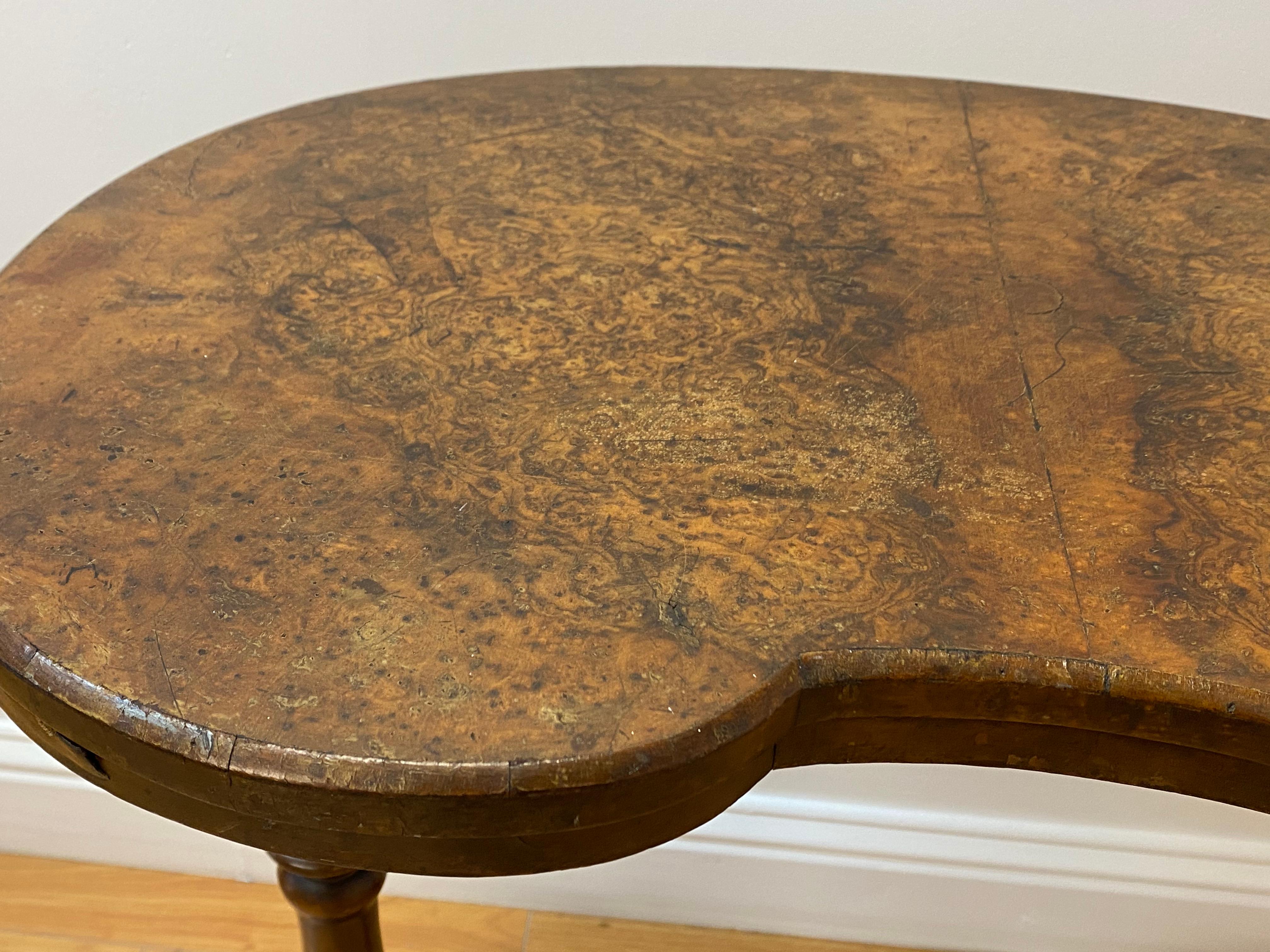 19th Century English Walnut Kidney Shaped Side Table, c.1880 For Sale 1