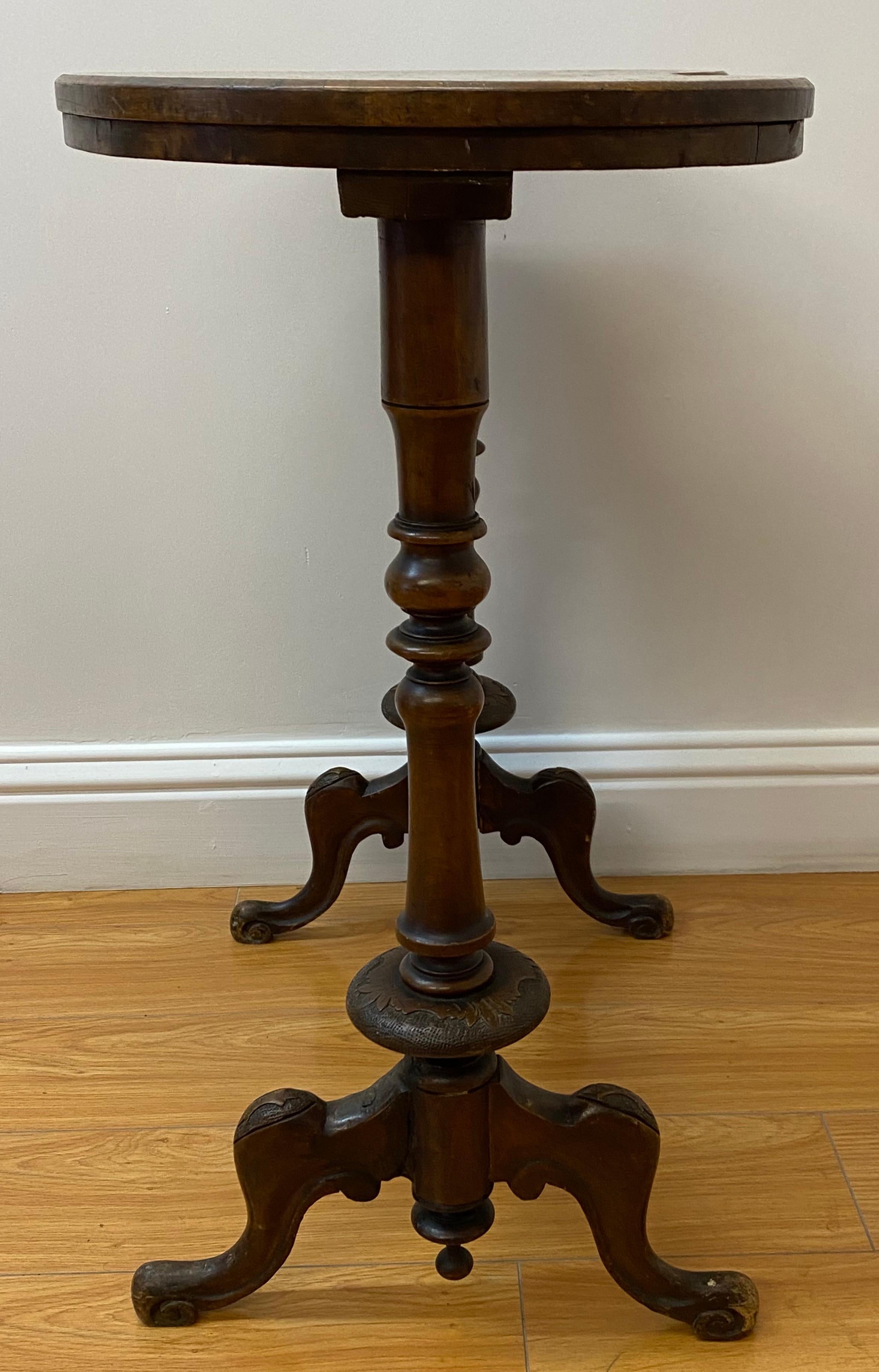 XIXe siècle Table d'appoint anglaise en forme de rein en noyer du 19ème siècle, vers 1880 en vente