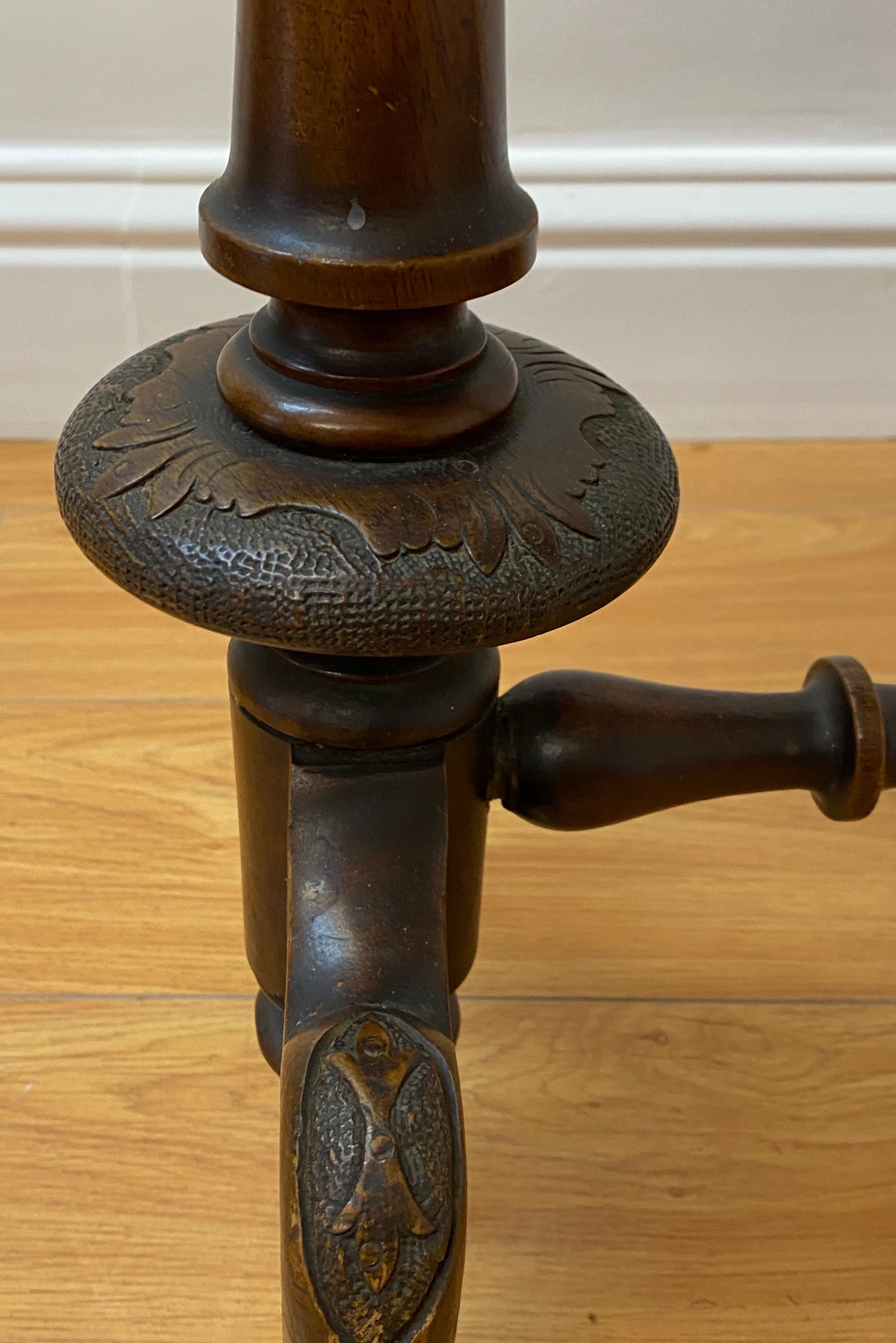 19th Century English Walnut Kidney Shaped Side Table, c.1880 For Sale 3