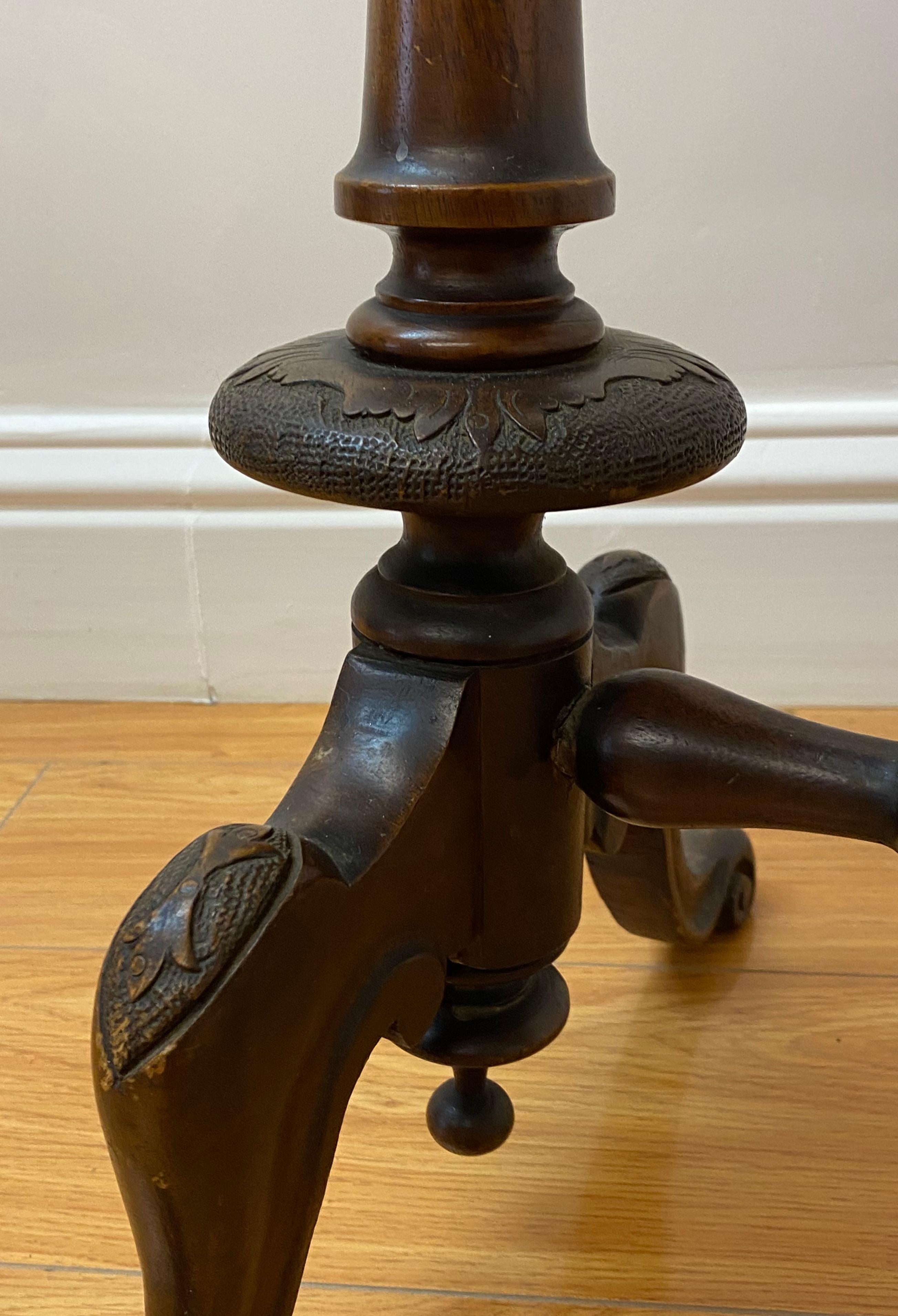 19th Century English Walnut Kidney Shaped Side Table, c.1880 For Sale 4