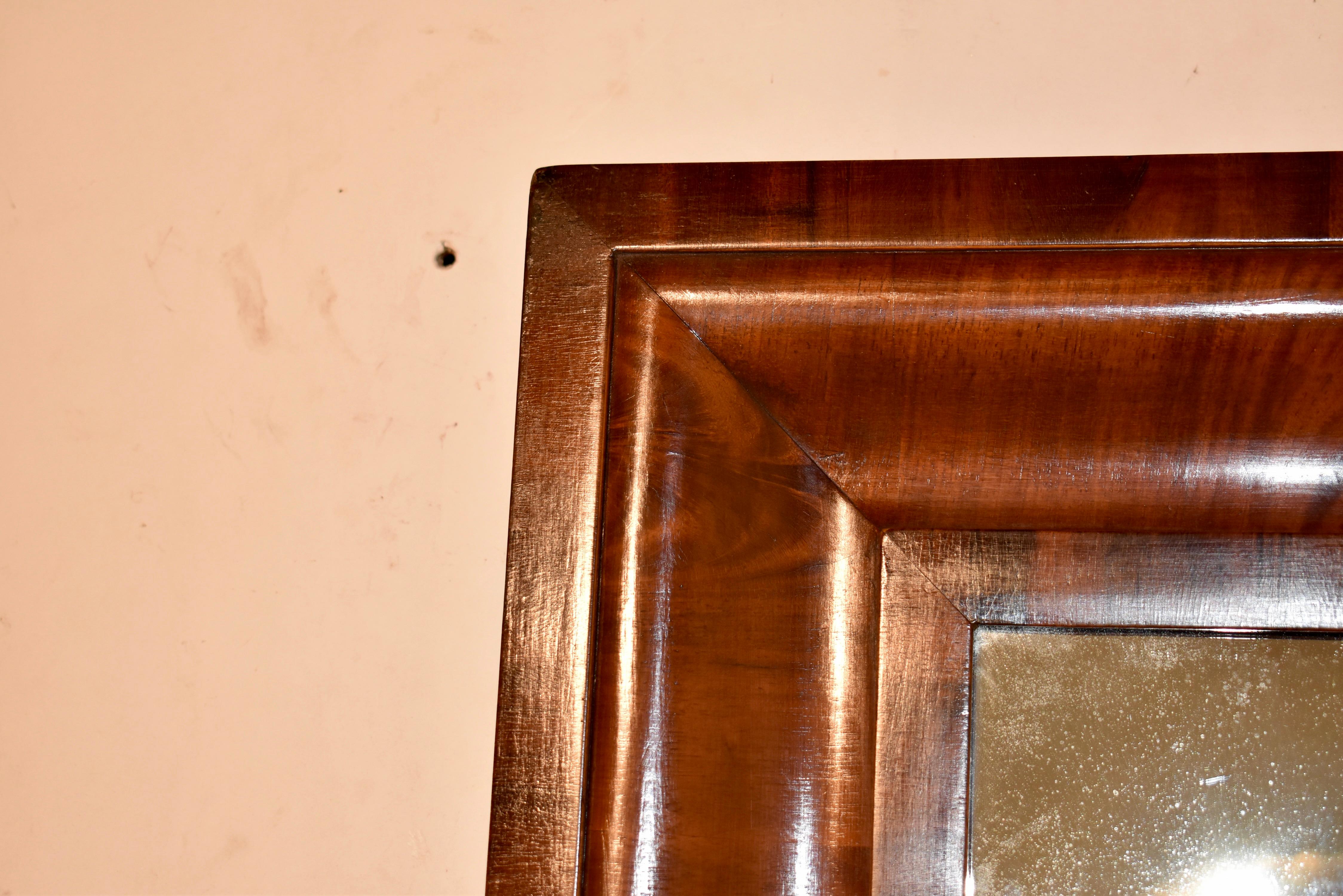 Specchio in noce inglese del XIX secolo In condizioni buone in vendita a High Point, NC