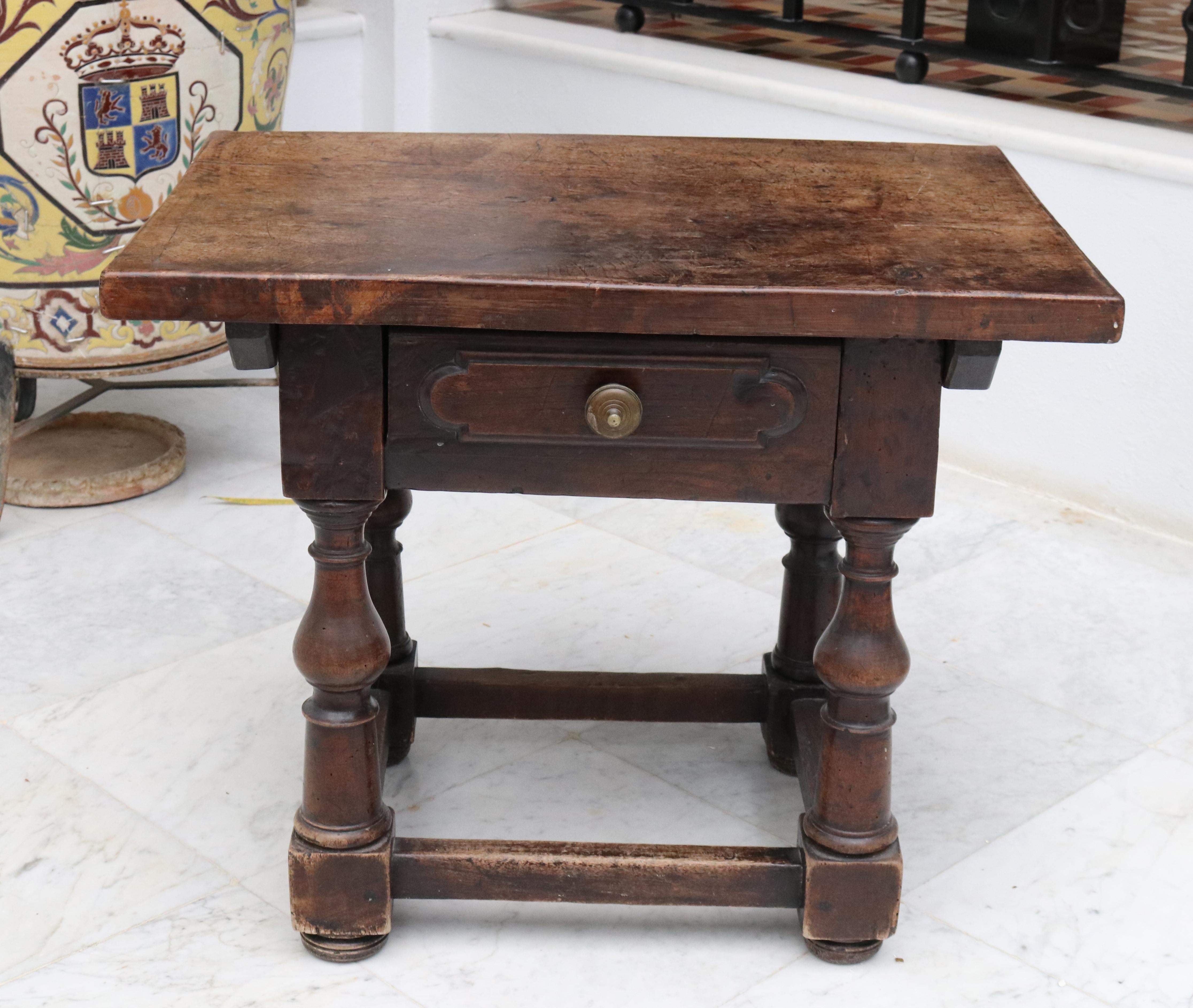 19th Century English Walnut One Drawer Side Table In Good Condition In Marbella, ES