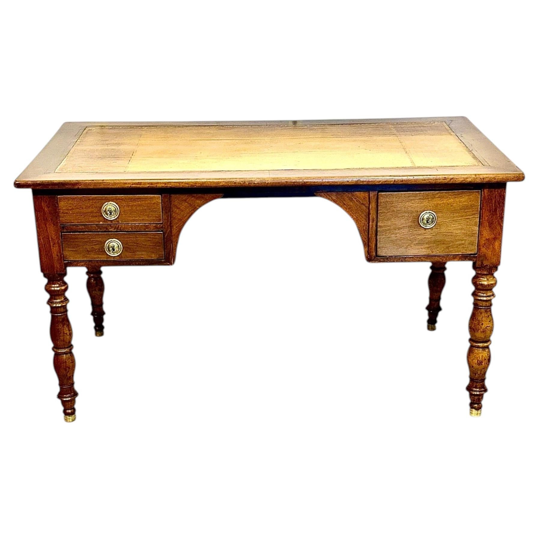 Escritorio de pareja inglés del siglo XIX, de madera de nogal, con tapa de cuero repujado en venta