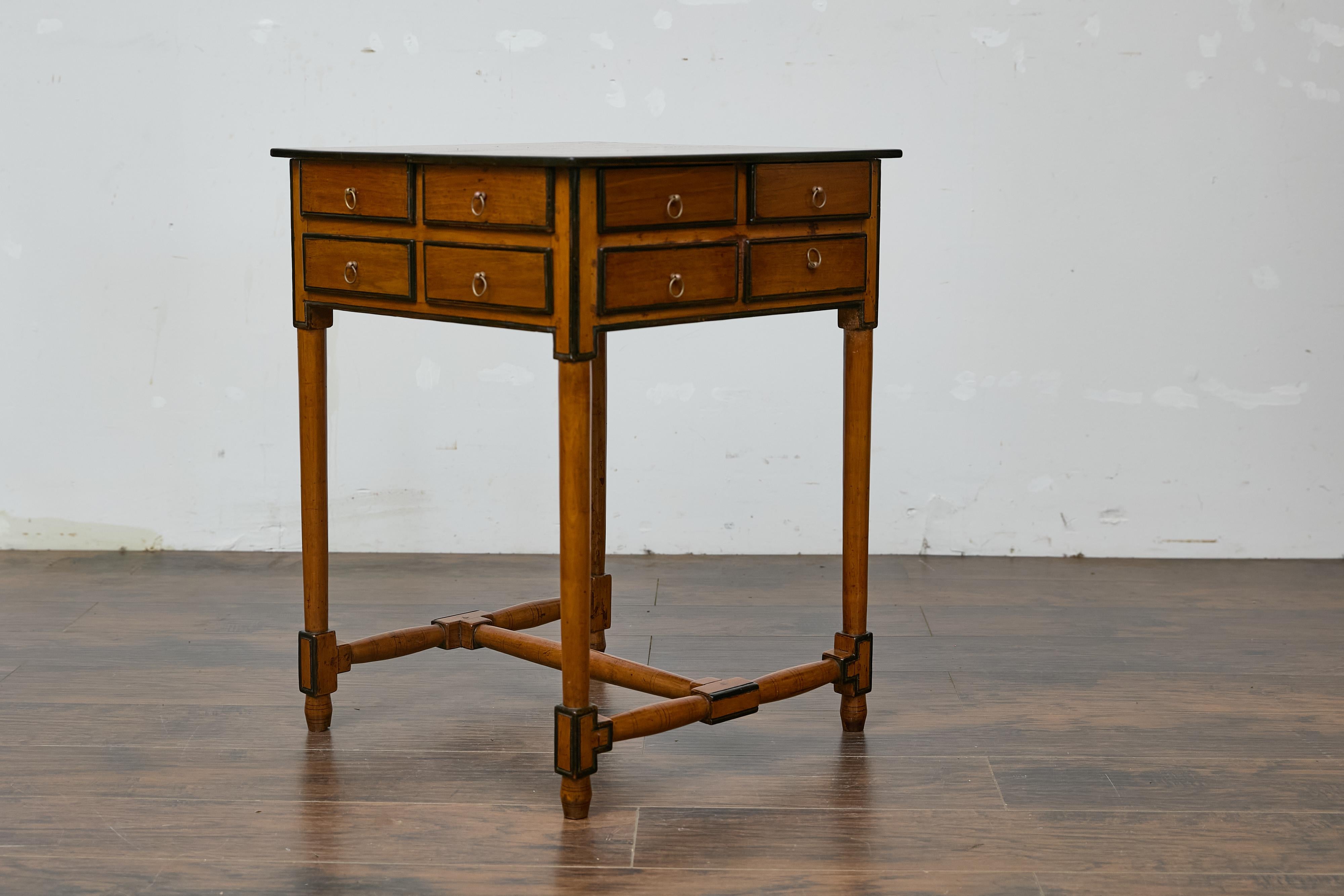 Table à épices anglaise en noyer du 19e siècle avec plusieurs tiroirs. Cette table à épices en noyer anglais du XIXe siècle dégage un charme classique grâce à sa fabrication méticuleuse et à son design élégant. Doté d'un plateau carré, il repose