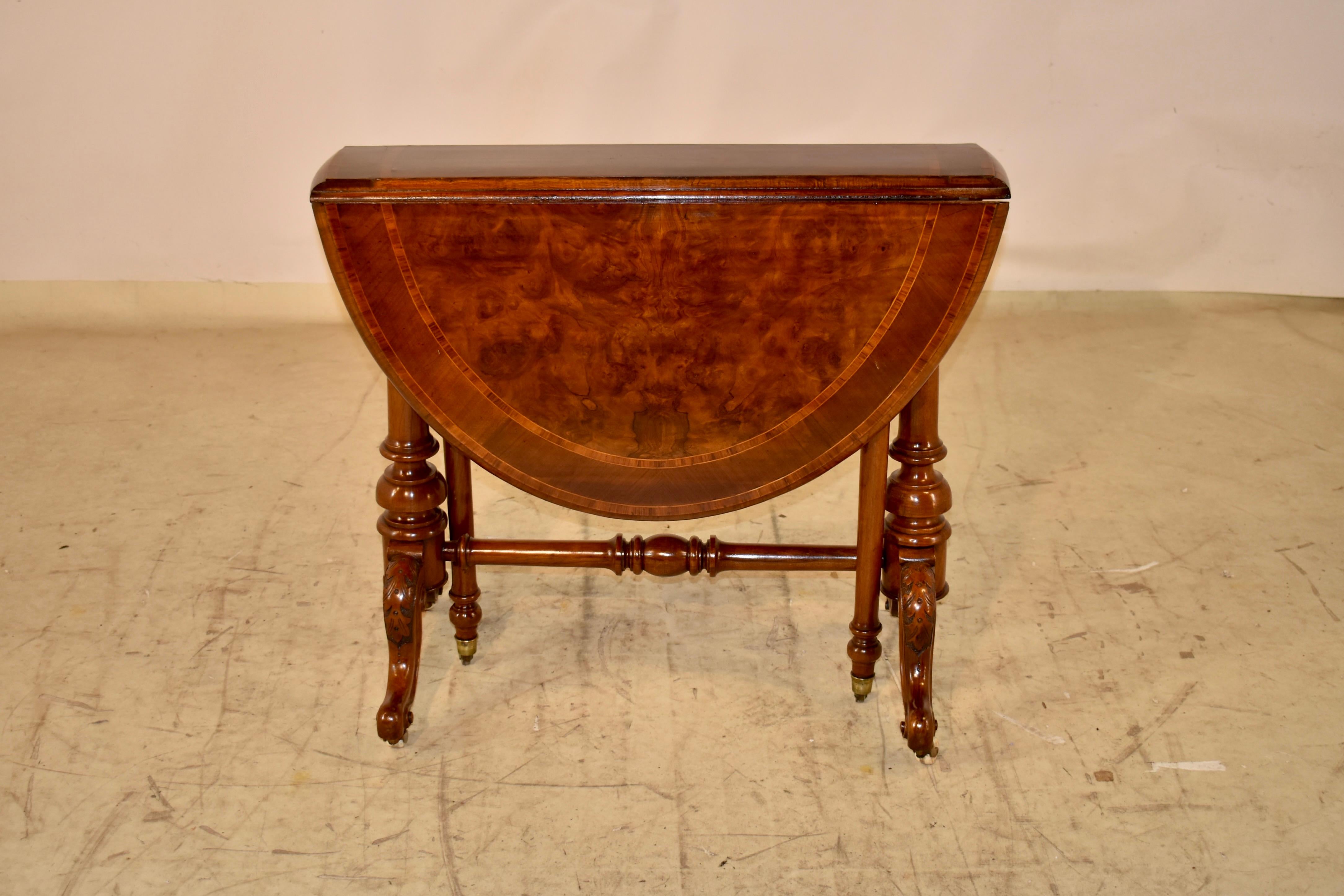 Table Sutherland en noyer du 19e siècle provenant d'Angleterre.  Le plateau présente un panneau central en ronce de noyer, entouré d'une belle bande de noyer et de bordures en acajou et en bois de satin.  Le bord du plateau est biseauté, ce qui lui