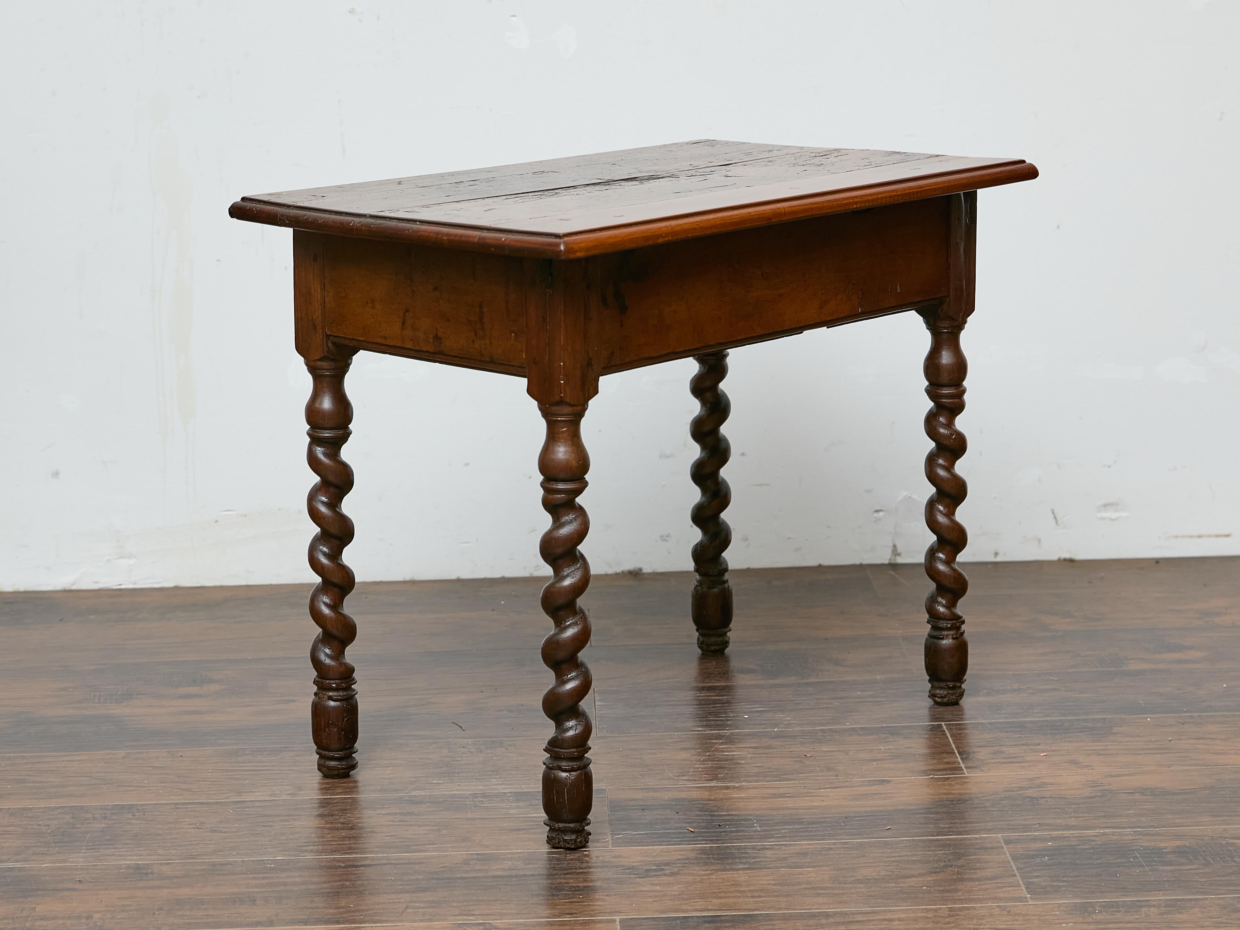Table anglaise du 19ème siècle avec pieds torsadés et un seul tiroir en vente 3