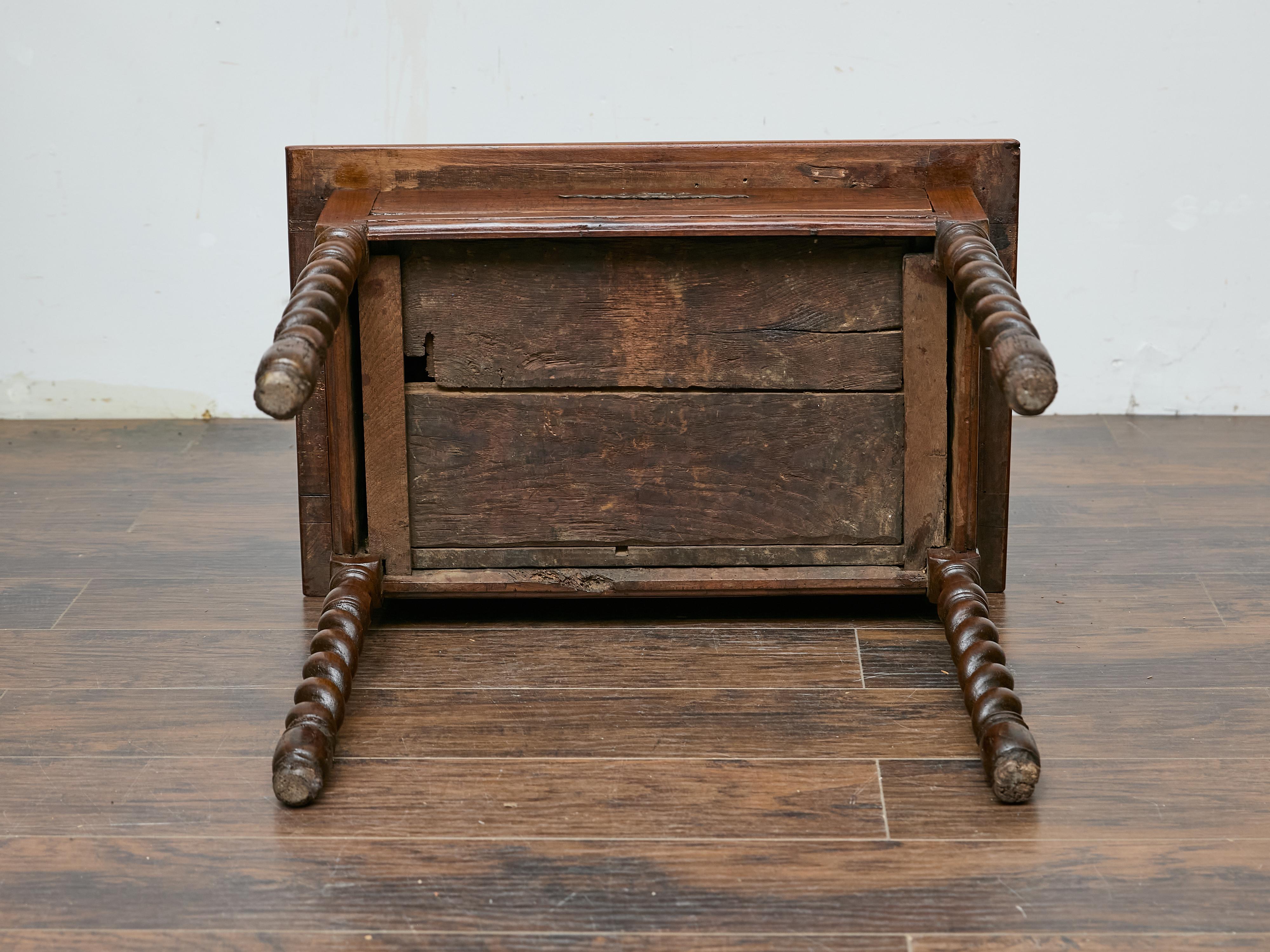 Table anglaise du 19ème siècle avec pieds torsadés et un seul tiroir en vente 4