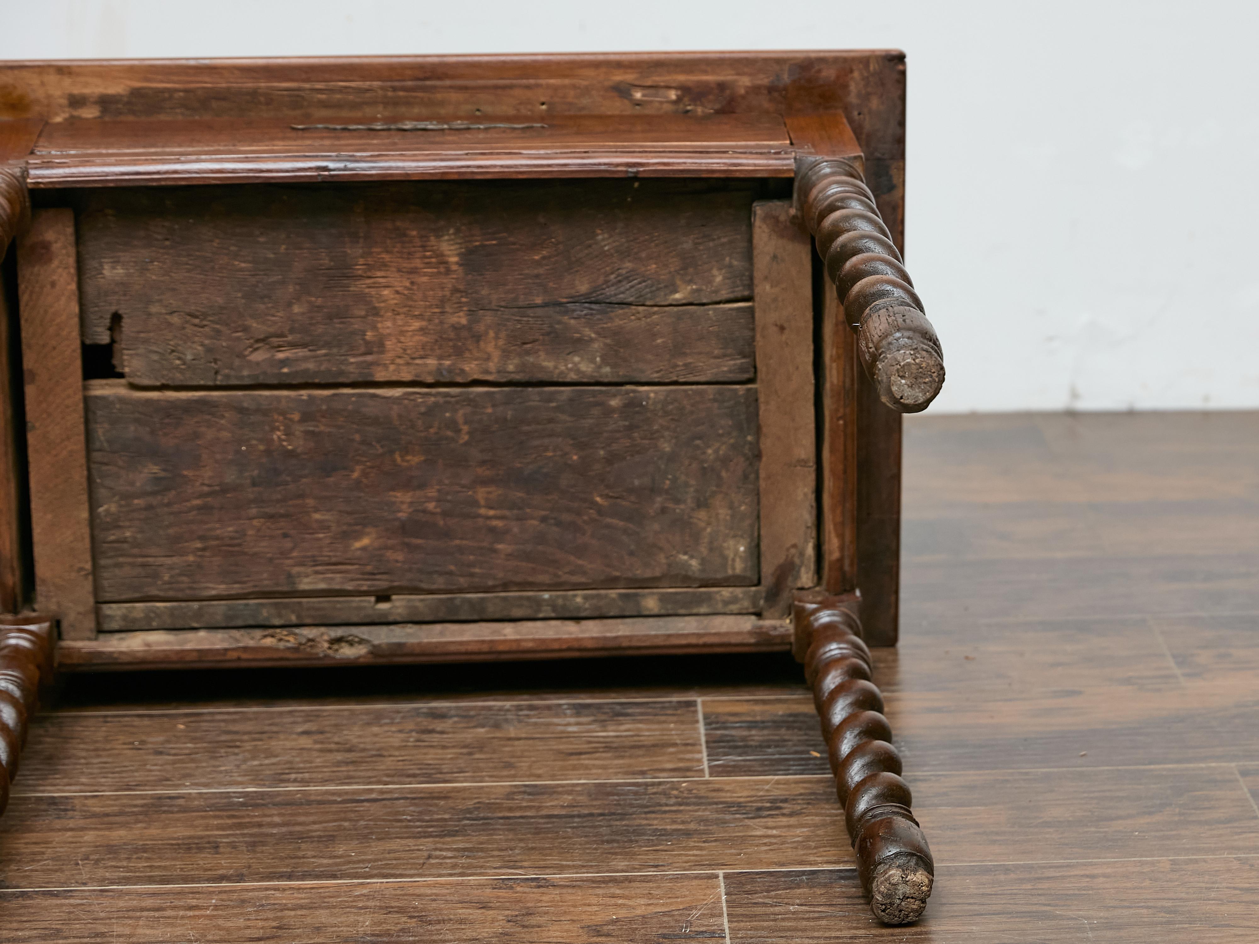 Table anglaise du 19ème siècle avec pieds torsadés et un seul tiroir en vente 5
