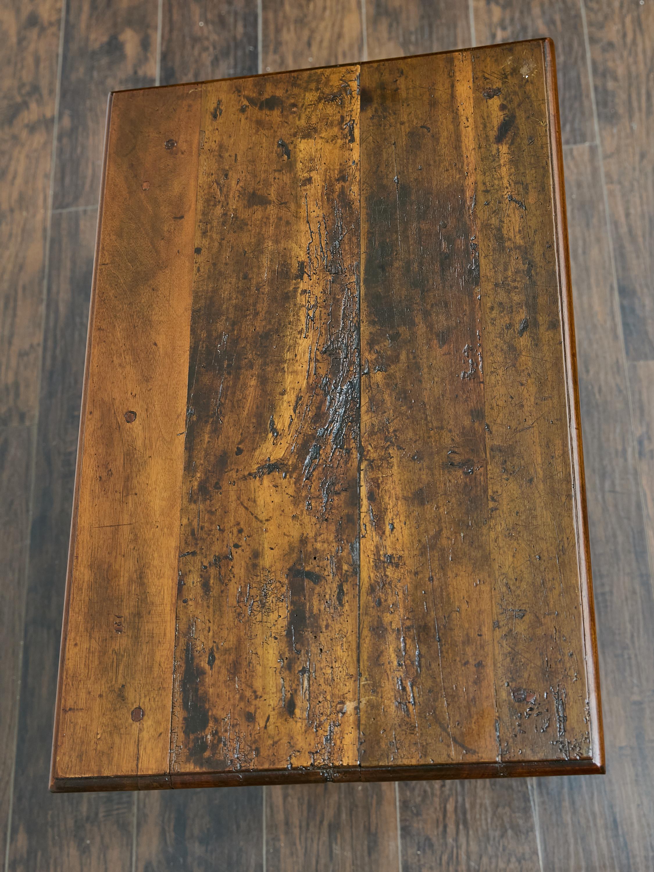 Table anglaise du 19ème siècle avec pieds torsadés et un seul tiroir en vente 6