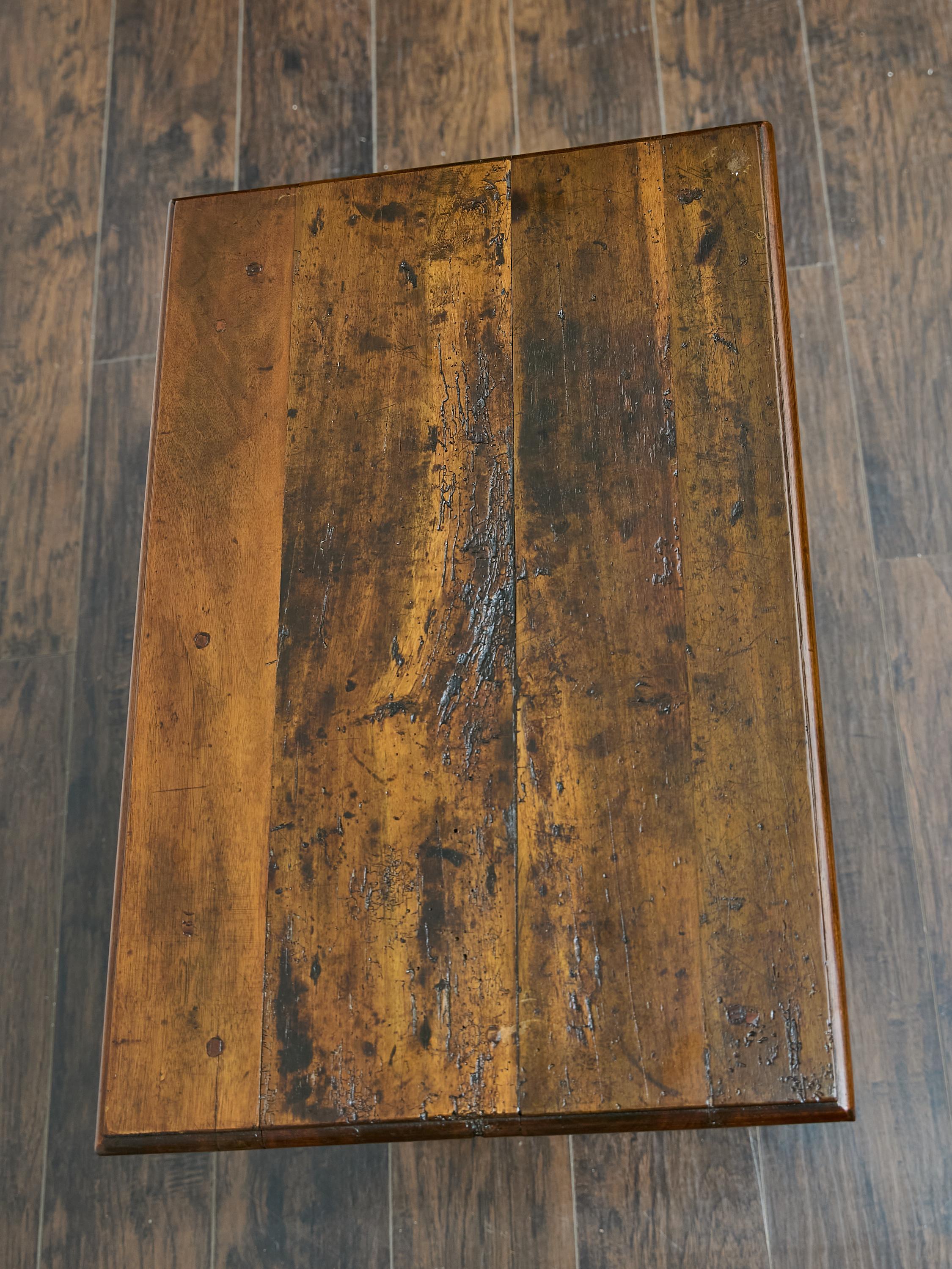 Table anglaise du 19ème siècle avec pieds torsadés et un seul tiroir en vente 7